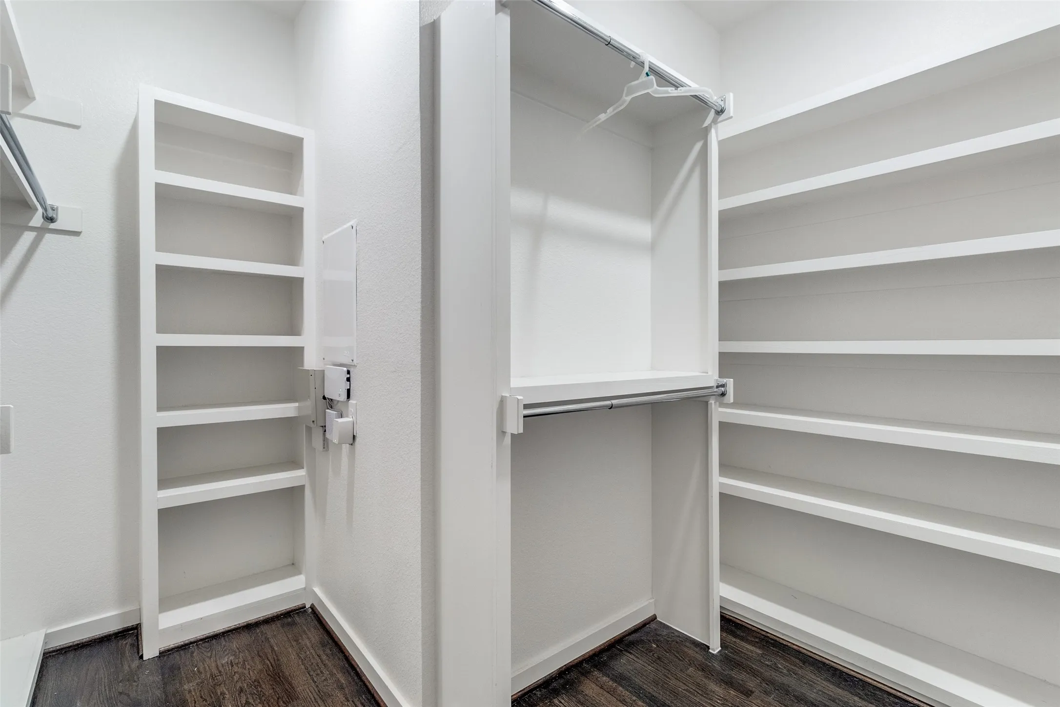 Condominium For Sale in Dallas County , 3170 Carmel Street 103, Dallas, Texas 75204, 2 Bedroom, 3 Bathroom, 2 Garage spaces, 2,018 Sqft, built in 2018, mls#21268324, Real Estate Agent in Dallas, Homes For Sale in Dallas county, Homes For Sale in Dallas, Realtor in Dallas Texas, Real Estate Brokerage Independent Realty Texas, Luminita Cordes Realtor