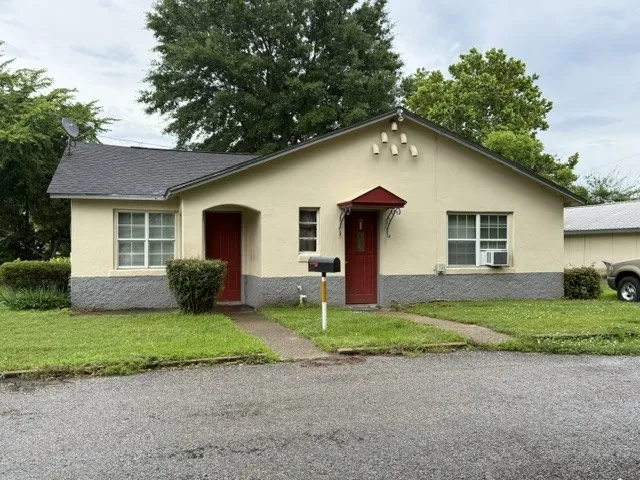 Single Family Residence For Sale in Titus County , 302 E 11th Street, Mt Pleasant, Texas 75455, 6 Bedroom, 3 Bathroom, Garage spaces, 1,248 Sqft, built in 1948, mls#21251285, Real Estate Agent in Mt Pleasant, Homes For Sale in Titus county, Homes For Sale in Mt Pleasant, Realtor in Mt Pleasant Texas, Real Estate Brokerage Independent Realty Texas, Luminita Cordes Realtor