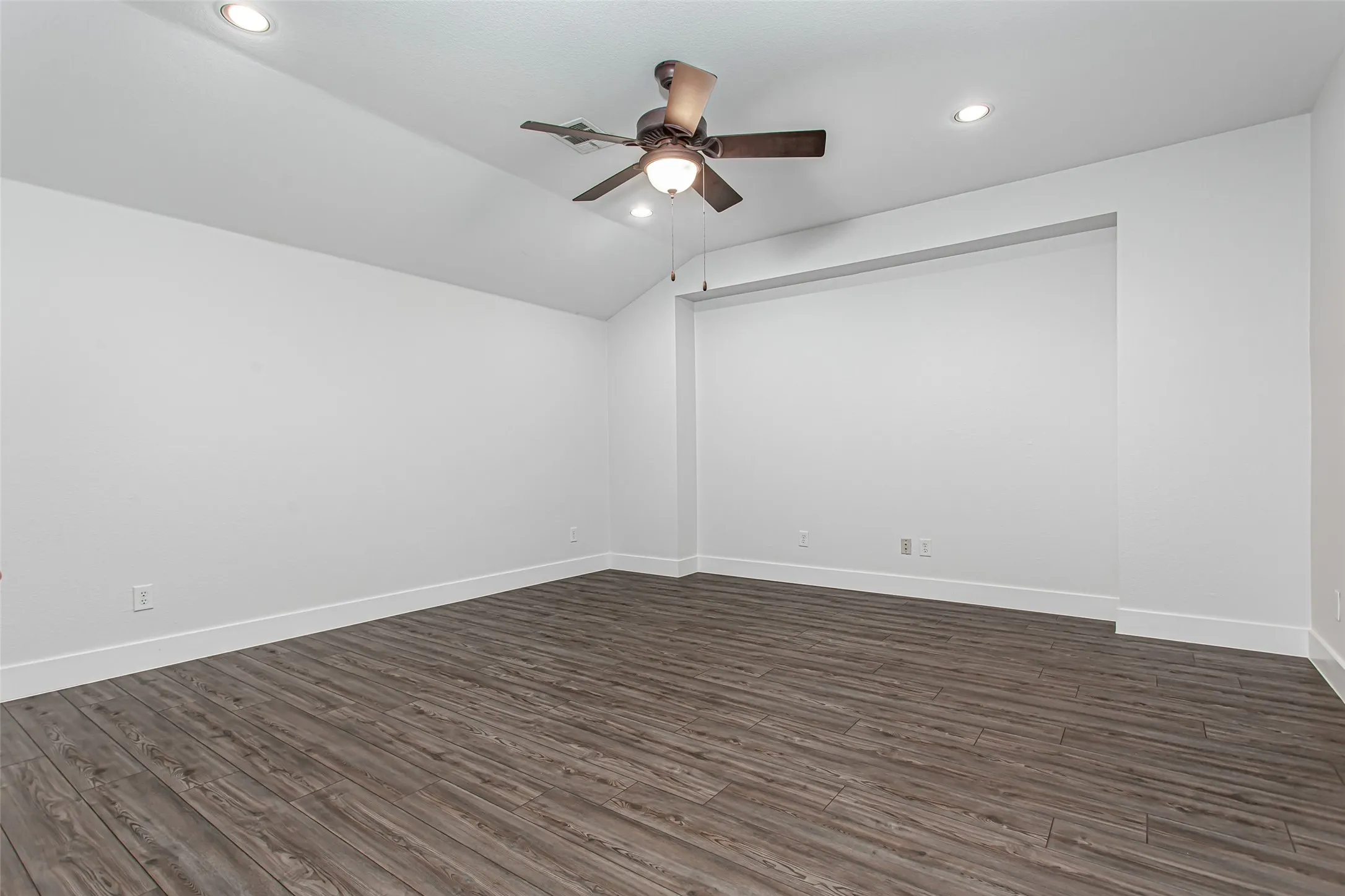 Single Family Residence For Rent in Dallas County , 4738 Coyote Trail, Dallas, Texas 75227, 3 Bedroom, 3 Bathroom, 2 Garage spaces, 3,483 Sqft, built in 2005, mls#21264668, Real Estate Agent in Dallas, Homes For Rent in Dallas county, Homes For Rent in Dallas, Realtor in Dallas Texas, Real Estate Brokerage Independent Realty Texas, Luminita Cordes Realtor
