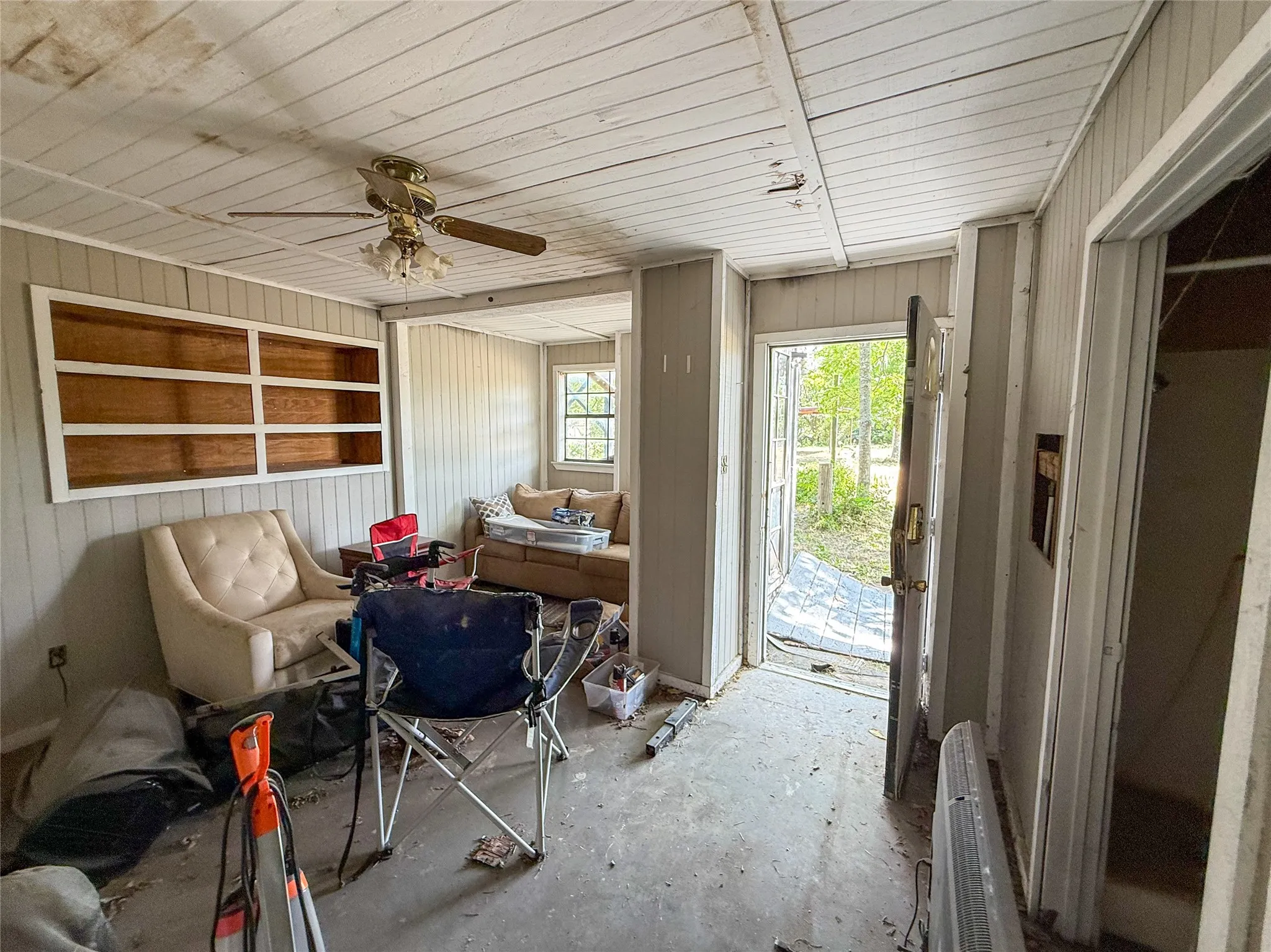 Office Apartment with Full Bathroom on 1st Floor