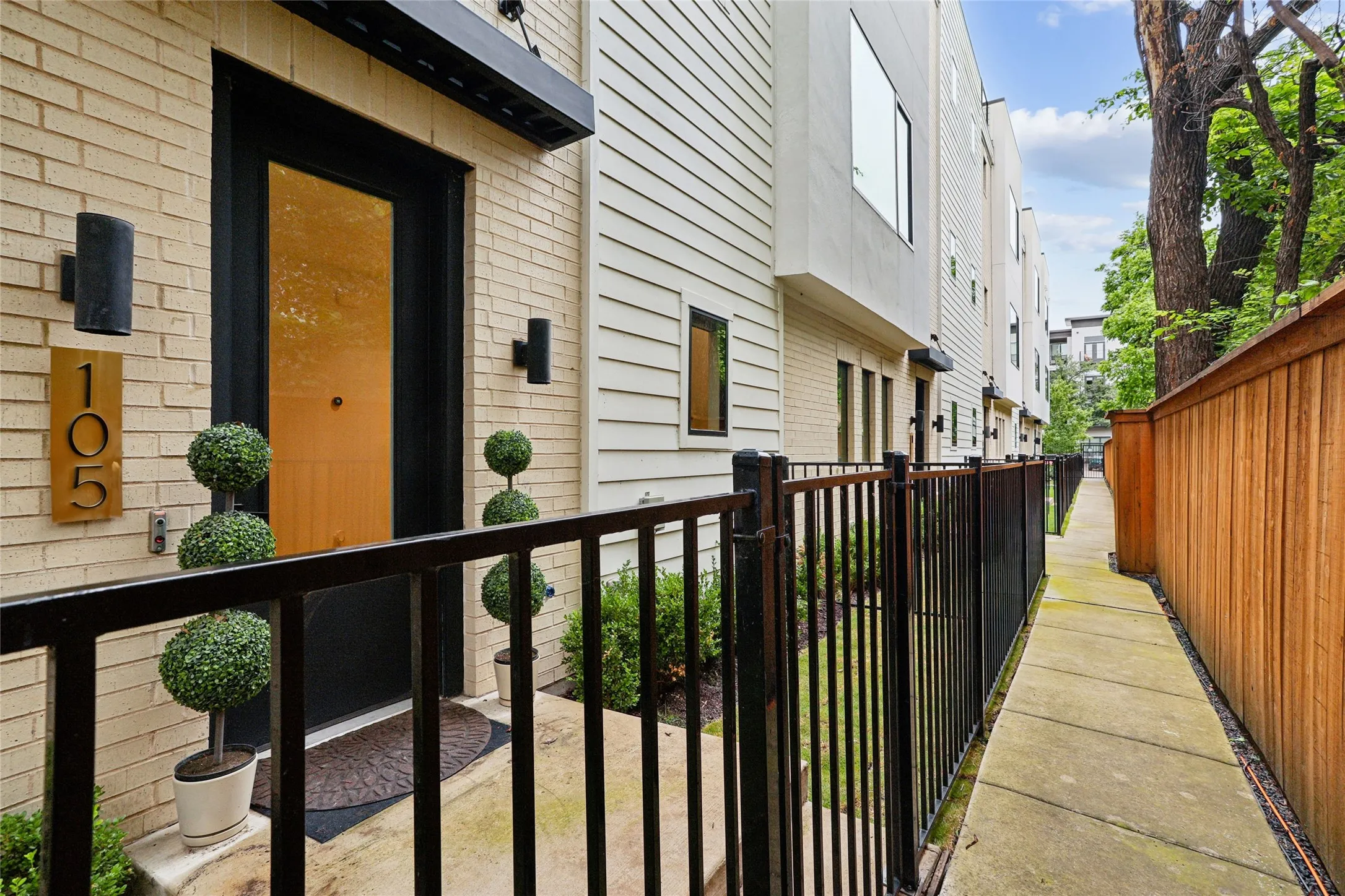Condominium For Sale in Dallas County , 2633 Reagan 105, Dallas, Texas 75219, 3 Bedroom, 4 Bathroom, 2 Garage spaces, 2,500 Sqft, built in 2020, mls#21243797, Real Estate Agent in Dallas, Homes For Sale in Dallas county, Homes For Sale in Dallas, Realtor in Dallas Texas, Real Estate Brokerage Independent Realty Texas, Luminita Cordes Realtor