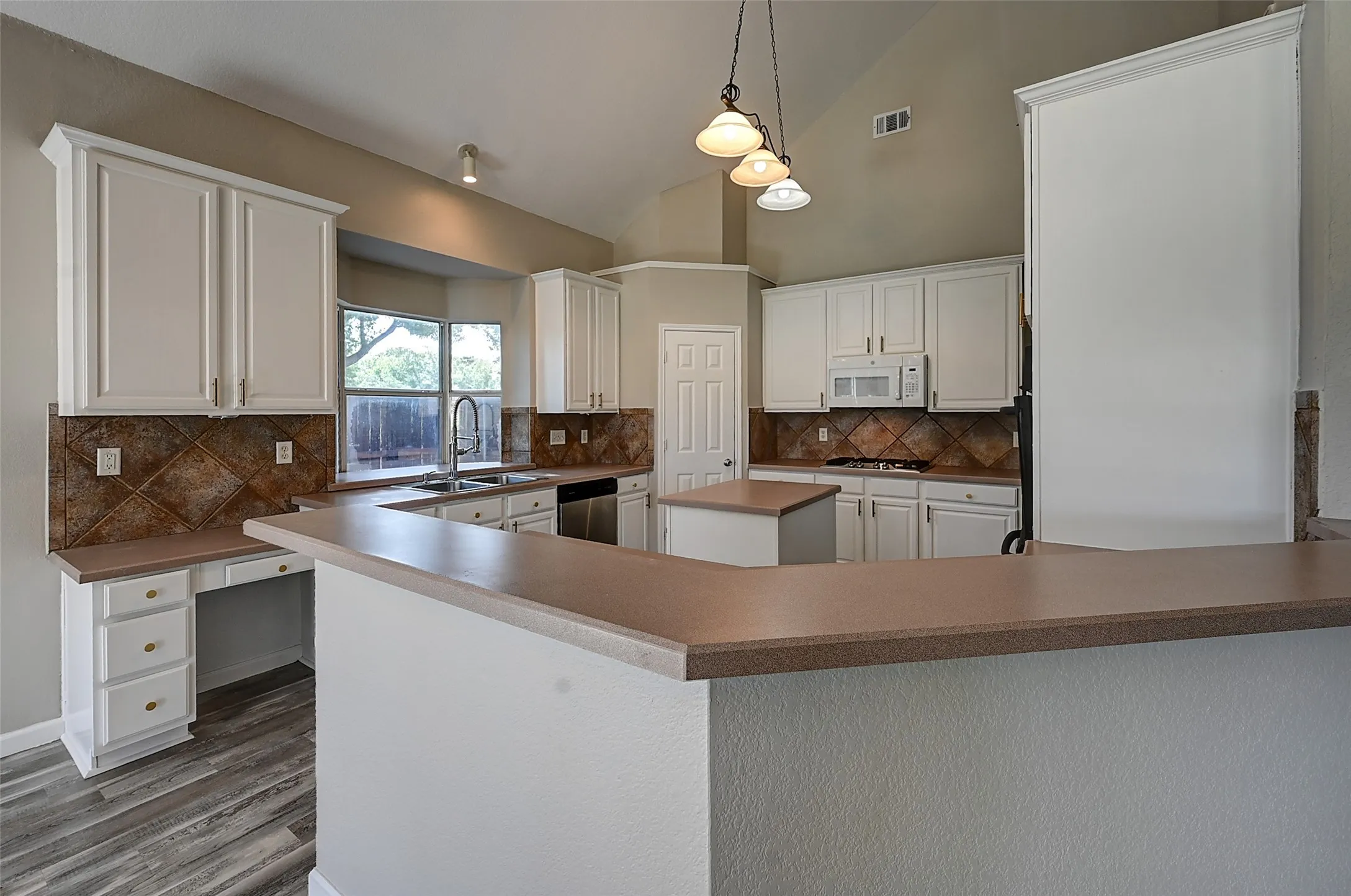 Single Family Residence For Sale in Tarrant County , 7500 Parkgate Drive, Fort Worth, Texas 76137, 5 Bedroom, 4 Bathroom, 3 Garage spaces, 3,694 Sqft, built in 2002, mls#21256482, Real Estate Agent in Fort Worth, Homes For Sale in Tarrant county, Homes For Sale in Fort Worth, Realtor in Fort Worth Texas, Real Estate Brokerage Independent Realty Texas, Luminita Cordes Realtor