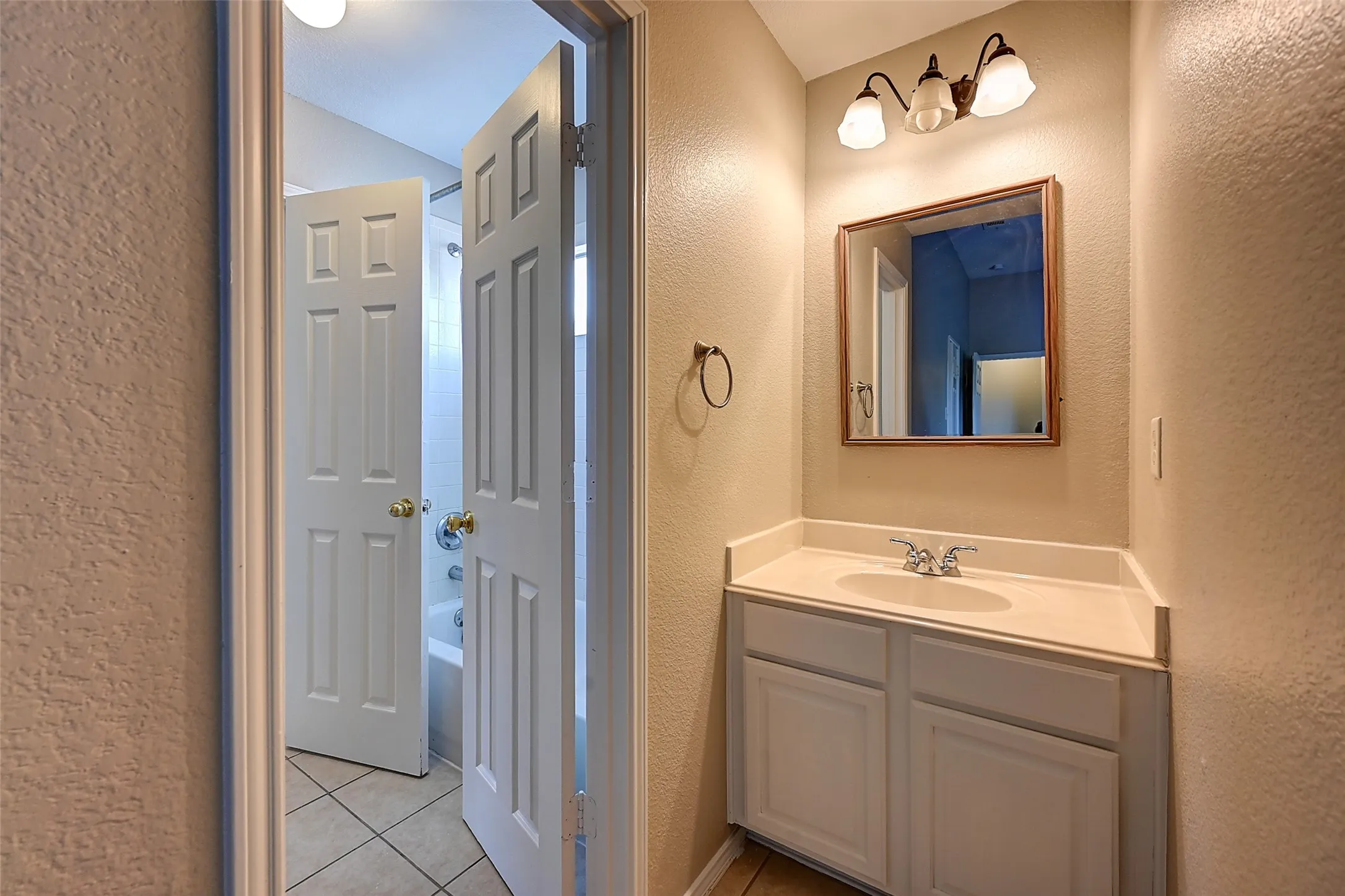 Single Family Residence For Sale in Tarrant County , 7500 Parkgate Drive, Fort Worth, Texas 76137, 5 Bedroom, 4 Bathroom, 3 Garage spaces, 3,694 Sqft, built in 2002, mls#21256482, Real Estate Agent in Fort Worth, Homes For Sale in Tarrant county, Homes For Sale in Fort Worth, Realtor in Fort Worth Texas, Real Estate Brokerage Independent Realty Texas, Luminita Cordes Realtor