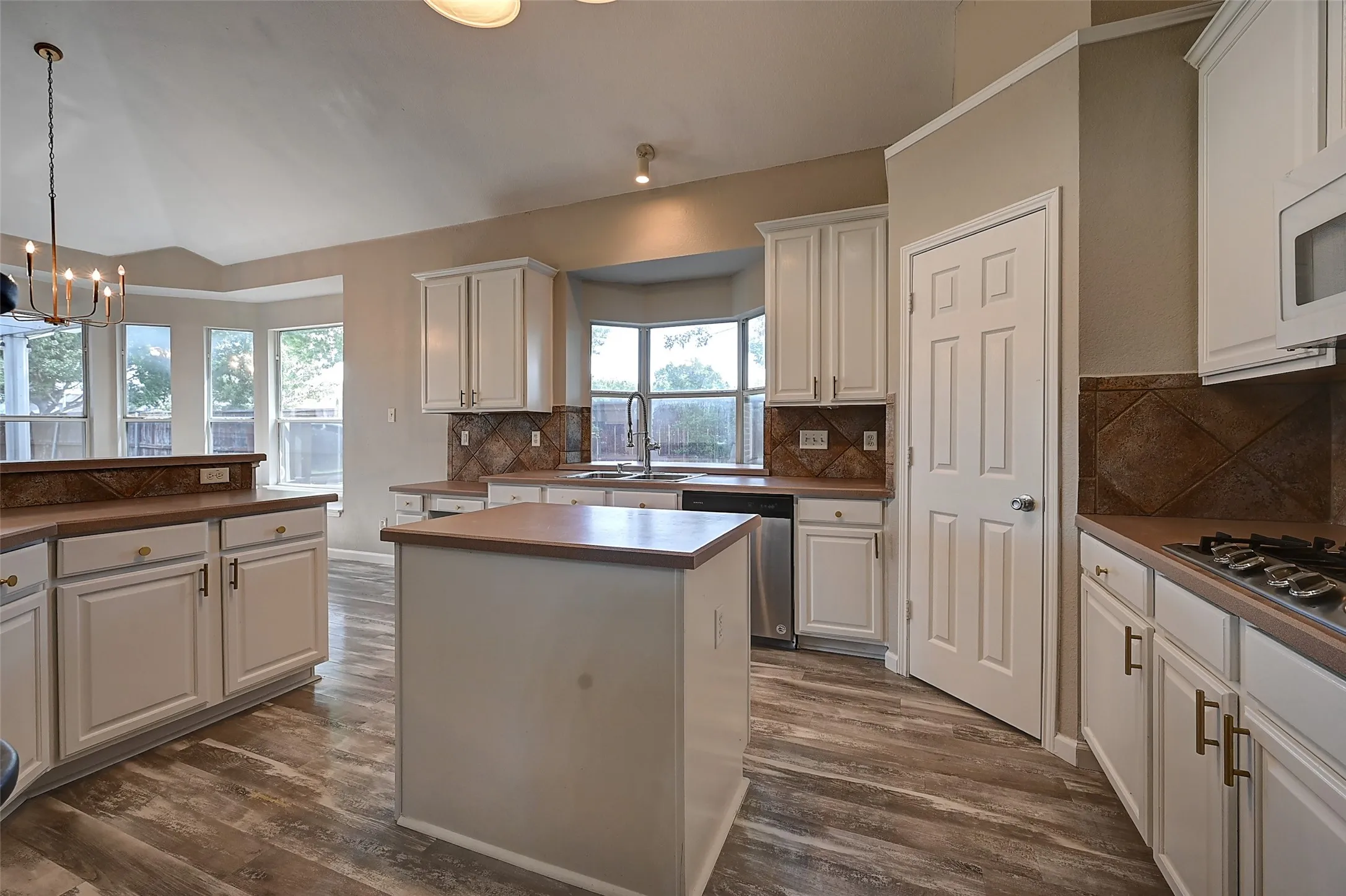 Single Family Residence For Sale in Tarrant County , 7500 Parkgate Drive, Fort Worth, Texas 76137, 5 Bedroom, 4 Bathroom, 3 Garage spaces, 3,694 Sqft, built in 2002, mls#21256482, Real Estate Agent in Fort Worth, Homes For Sale in Tarrant county, Homes For Sale in Fort Worth, Realtor in Fort Worth Texas, Real Estate Brokerage Independent Realty Texas, Luminita Cordes Realtor