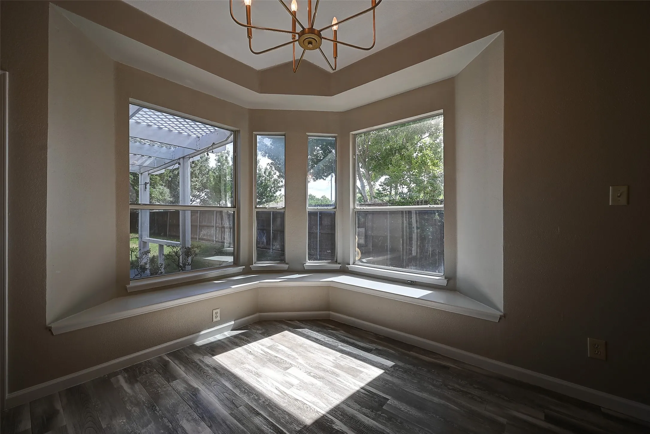 Single Family Residence For Sale in Tarrant County , 7500 Parkgate Drive, Fort Worth, Texas 76137, 5 Bedroom, 4 Bathroom, 3 Garage spaces, 3,694 Sqft, built in 2002, mls#21256482, Real Estate Agent in Fort Worth, Homes For Sale in Tarrant county, Homes For Sale in Fort Worth, Realtor in Fort Worth Texas, Real Estate Brokerage Independent Realty Texas, Luminita Cordes Realtor