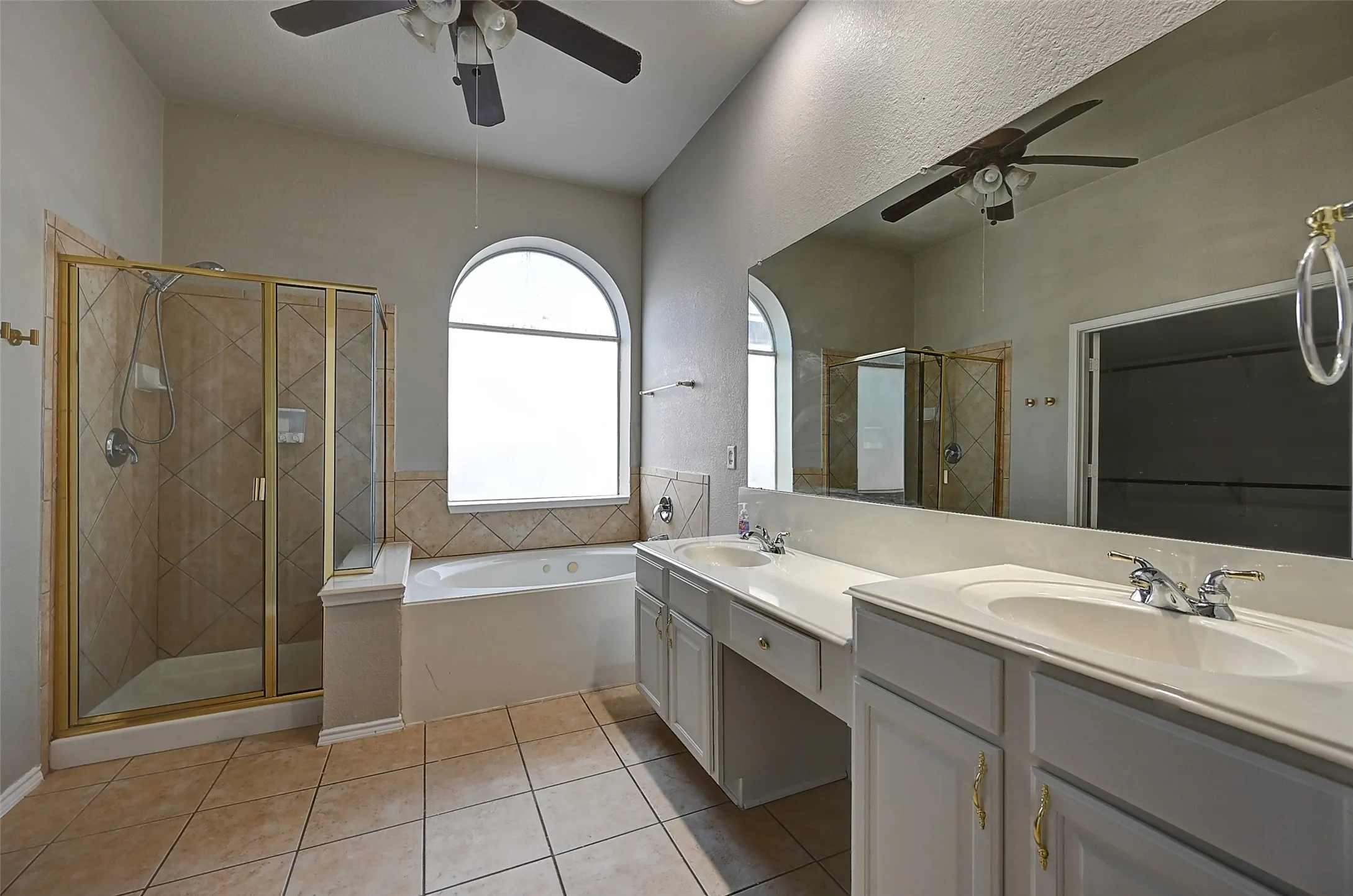 Single Family Residence For Sale in Tarrant County , 7500 Parkgate Drive, Fort Worth, Texas 76137, 5 Bedroom, 4 Bathroom, 3 Garage spaces, 3,694 Sqft, built in 2002, mls#21256482, Real Estate Agent in Fort Worth, Homes For Sale in Tarrant county, Homes For Sale in Fort Worth, Realtor in Fort Worth Texas, Real Estate Brokerage Independent Realty Texas, Luminita Cordes Realtor