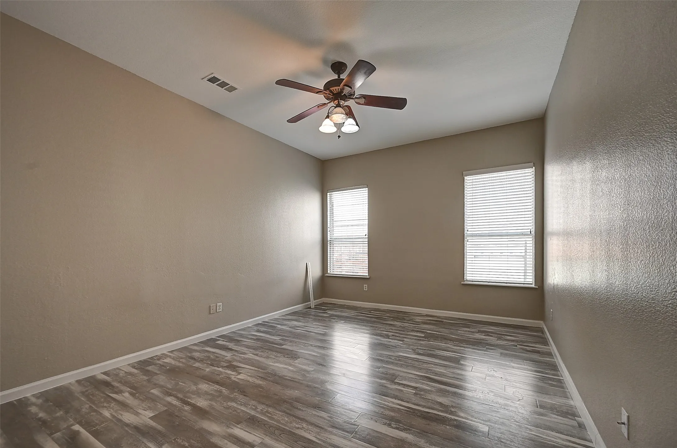 Single Family Residence For Sale in Tarrant County , 7500 Parkgate Drive, Fort Worth, Texas 76137, 5 Bedroom, 4 Bathroom, 3 Garage spaces, 3,694 Sqft, built in 2002, mls#21256482, Real Estate Agent in Fort Worth, Homes For Sale in Tarrant county, Homes For Sale in Fort Worth, Realtor in Fort Worth Texas, Real Estate Brokerage Independent Realty Texas, Luminita Cordes Realtor