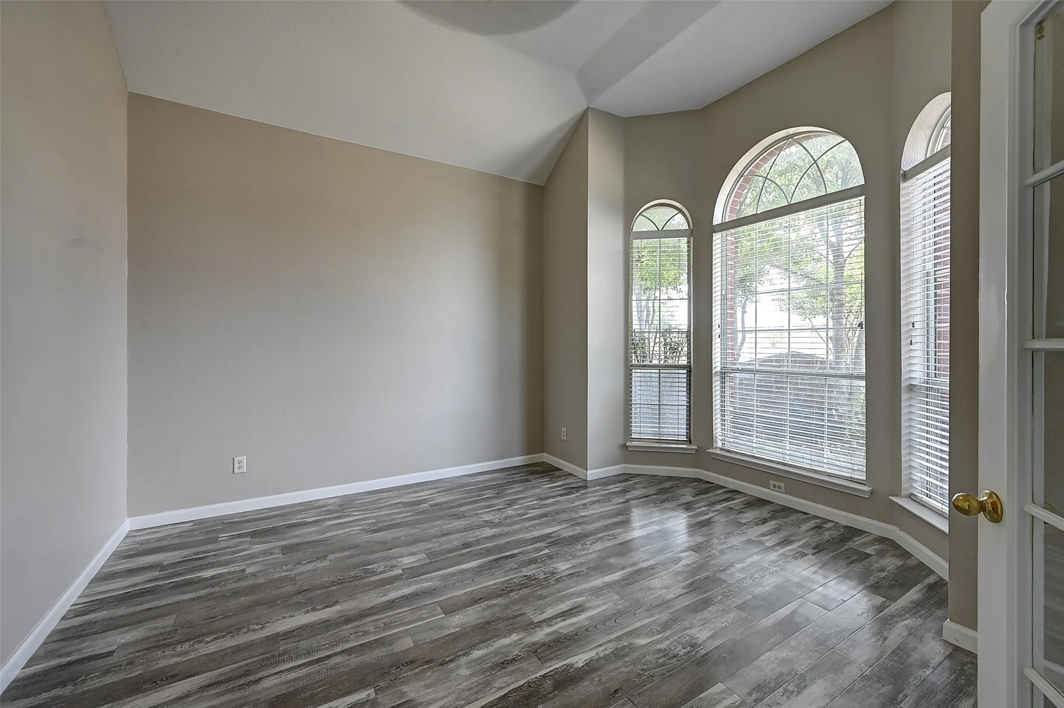 Single Family Residence For Sale in Tarrant County , 7500 Parkgate Drive, Fort Worth, Texas 76137, 5 Bedroom, 4 Bathroom, 3 Garage spaces, 3,694 Sqft, built in 2002, mls#21256482, Real Estate Agent in Fort Worth, Homes For Sale in Tarrant county, Homes For Sale in Fort Worth, Realtor in Fort Worth Texas, Real Estate Brokerage Independent Realty Texas, Luminita Cordes Realtor