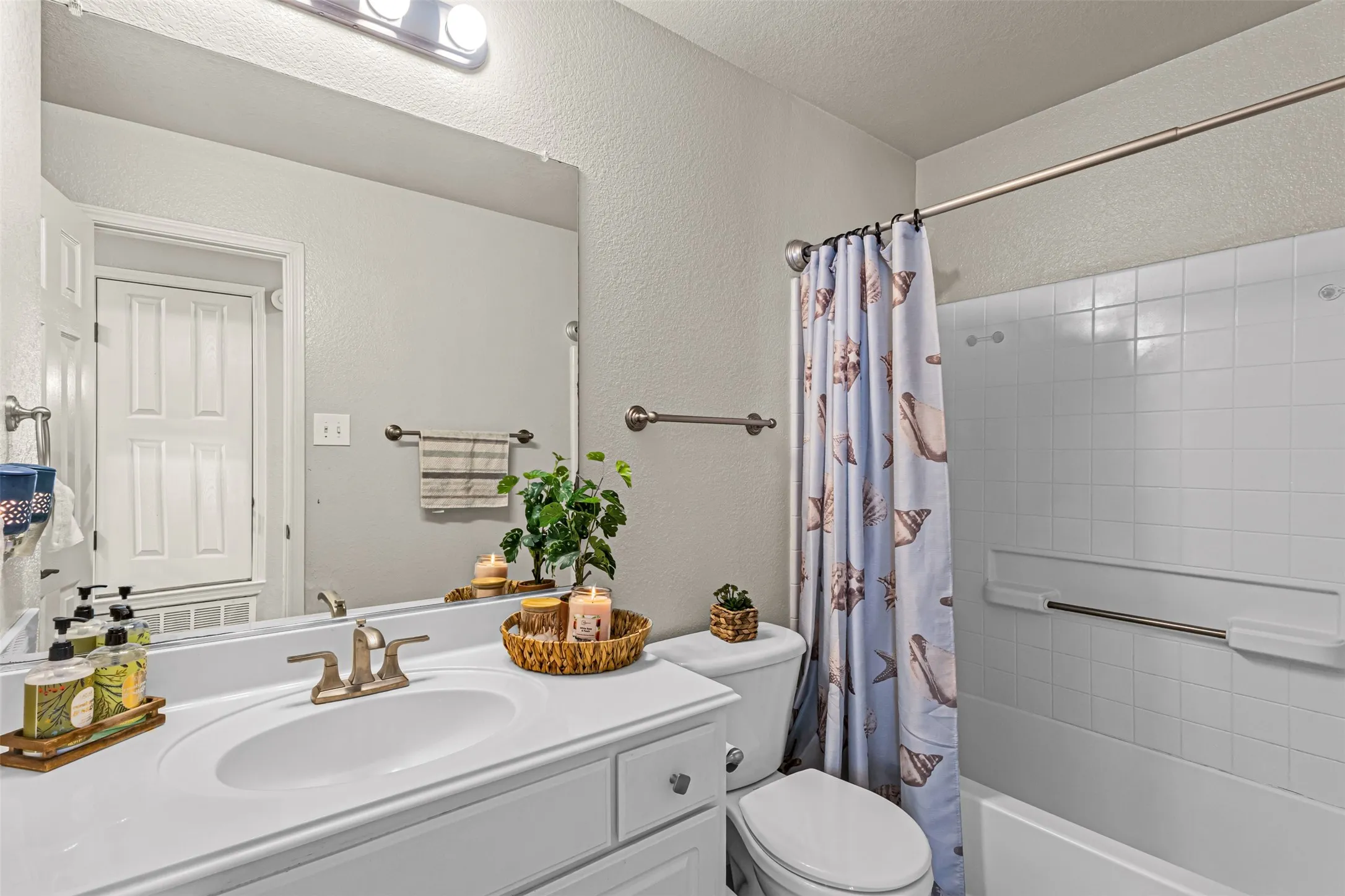 Single Family Residence For Rent in Tarrant County , 11833 Porcupine Drive, Fort Worth, Texas 76244, 3 Bedrooms, 3 Bathrooms, 2 Garage spaces, 1,852 Sqft, built in 2003, Price $2,600, mls#21269421, Real Estate Agent in Fort Worth, Homes For Rent in Tarrant county, Homes For Rent in Fort Worth, Realtor in Fort Worth Texas, Real Estate Brokerage Independent Realty Texas, Luminita Cordes Realtor