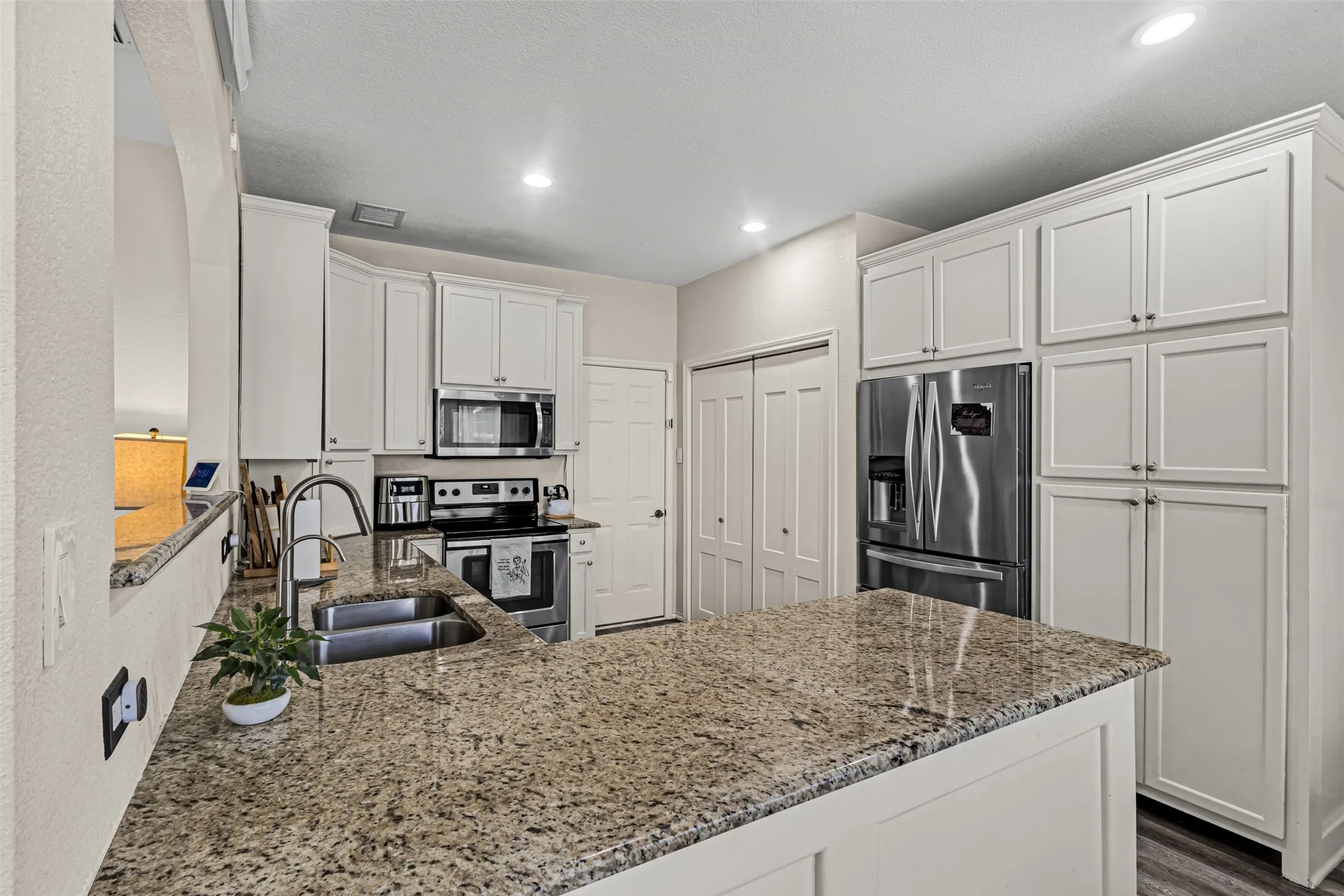Single Family Residence For Rent in Tarrant County , 11833 Porcupine Drive, Fort Worth, Texas 76244, 3 Bedrooms, 3 Bathrooms, 2 Garage spaces, 1,852 Sqft, built in 2003, Price $2,600, mls#21269421, Real Estate Agent in Fort Worth, Homes For Rent in Tarrant county, Homes For Rent in Fort Worth, Realtor in Fort Worth Texas, Real Estate Brokerage Independent Realty Texas, Luminita Cordes Realtor