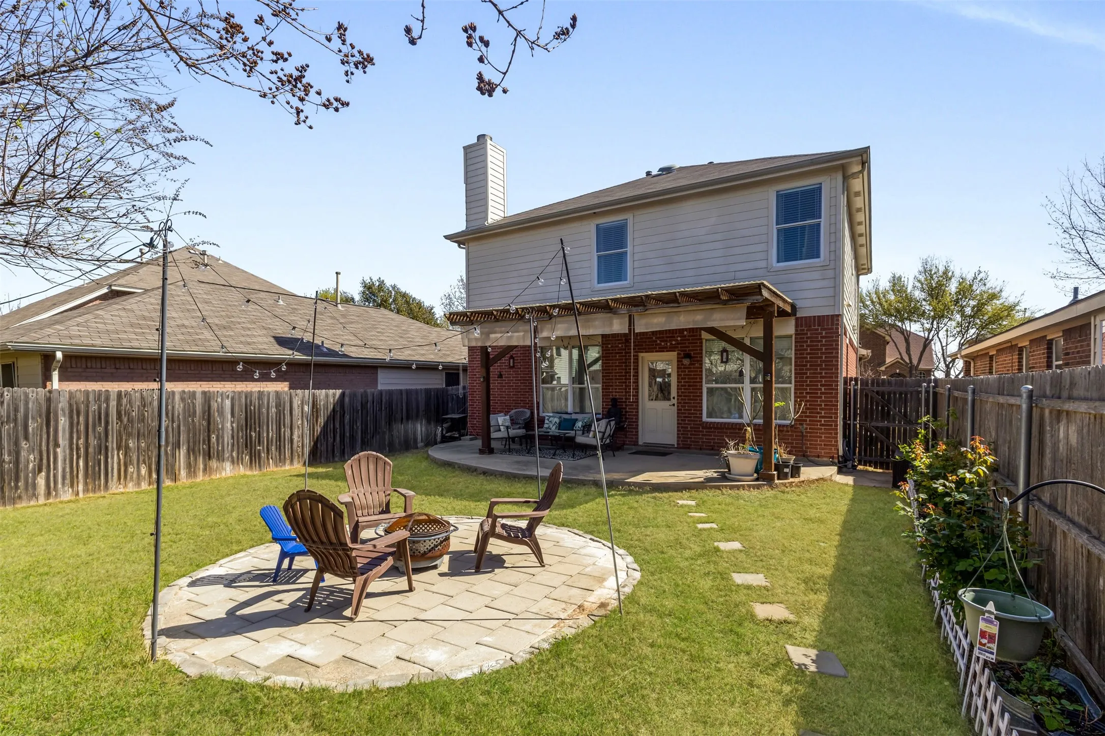Single Family Residence For Rent in Tarrant County , 11833 Porcupine Drive, Fort Worth, Texas 76244, 3 Bedrooms, 3 Bathrooms, 2 Garage spaces, 1,852 Sqft, built in 2003, Price $2,600, mls#21269421, Real Estate Agent in Fort Worth, Homes For Rent in Tarrant county, Homes For Rent in Fort Worth, Realtor in Fort Worth Texas, Real Estate Brokerage Independent Realty Texas, Luminita Cordes Realtor