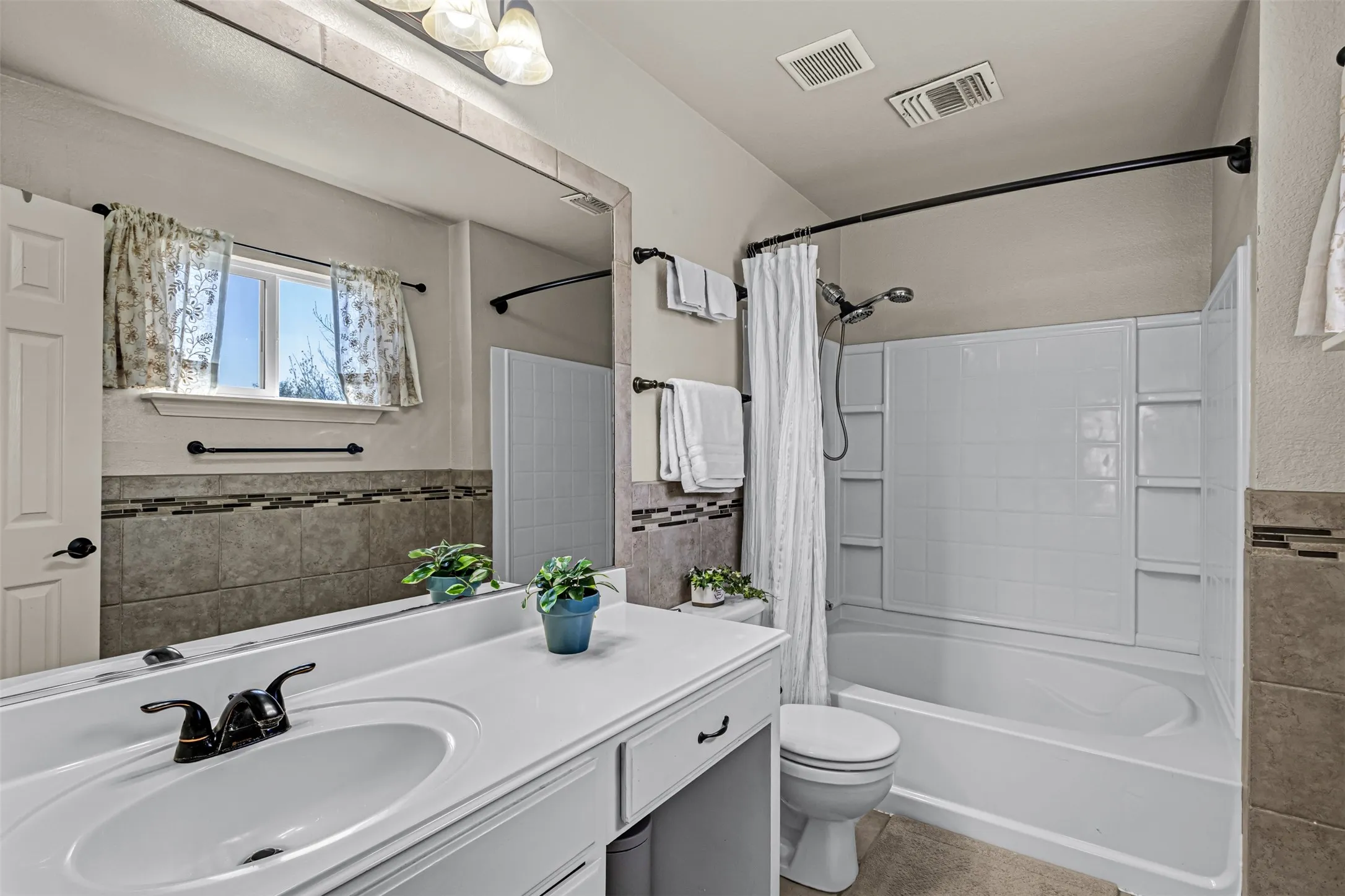 Single Family Residence For Rent in Tarrant County , 11833 Porcupine Drive, Fort Worth, Texas 76244, 3 Bedrooms, 3 Bathrooms, 2 Garage spaces, 1,852 Sqft, built in 2003, Price $2,600, mls#21269421, Real Estate Agent in Fort Worth, Homes For Rent in Tarrant county, Homes For Rent in Fort Worth, Realtor in Fort Worth Texas, Real Estate Brokerage Independent Realty Texas, Luminita Cordes Realtor