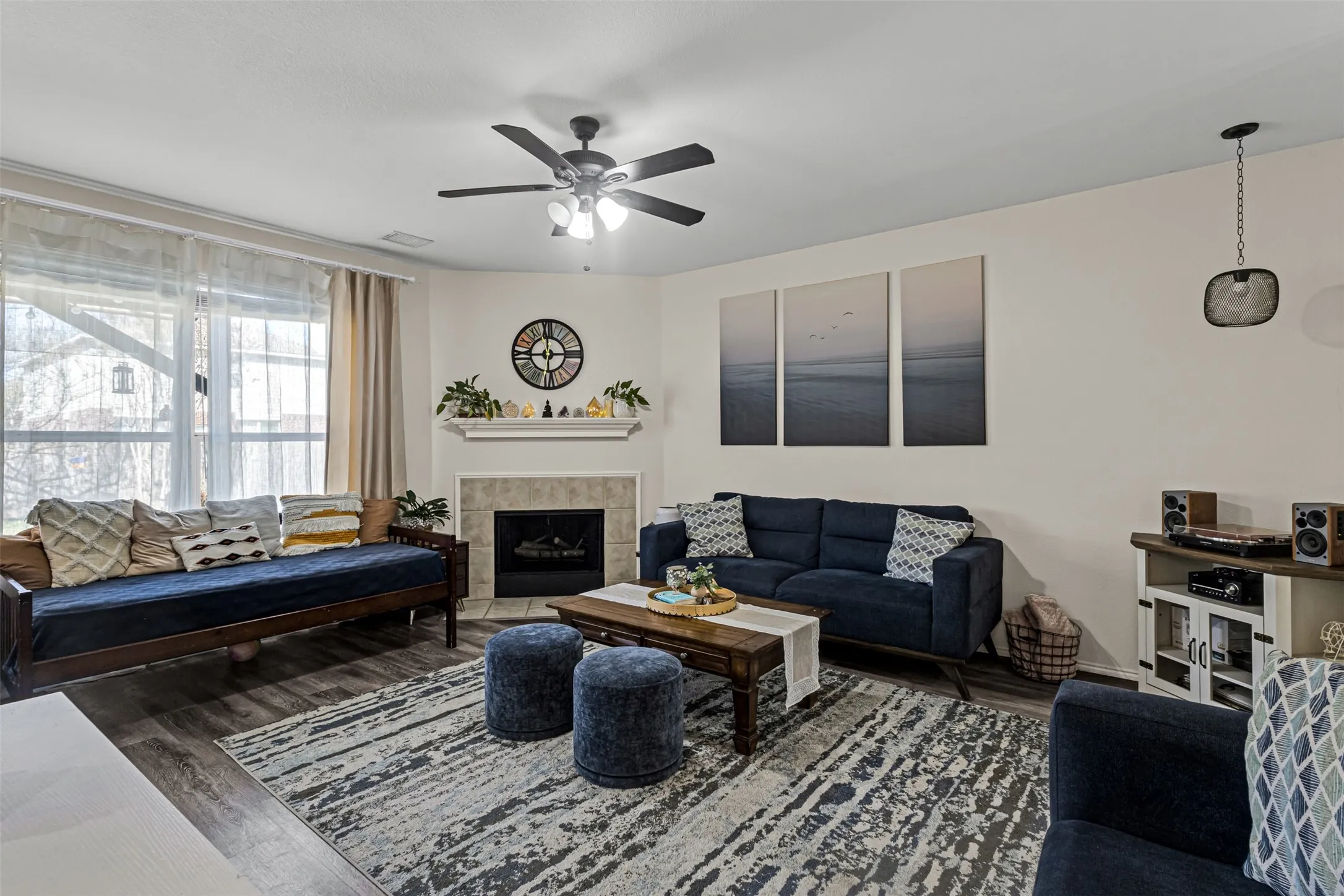 Single Family Residence For Rent in Tarrant County , 11833 Porcupine Drive, Fort Worth, Texas 76244, 3 Bedrooms, 3 Bathrooms, 2 Garage spaces, 1,852 Sqft, built in 2003, Price $2,600, mls#21269421, Real Estate Agent in Fort Worth, Homes For Rent in Tarrant county, Homes For Rent in Fort Worth, Realtor in Fort Worth Texas, Real Estate Brokerage Independent Realty Texas, Luminita Cordes Realtor