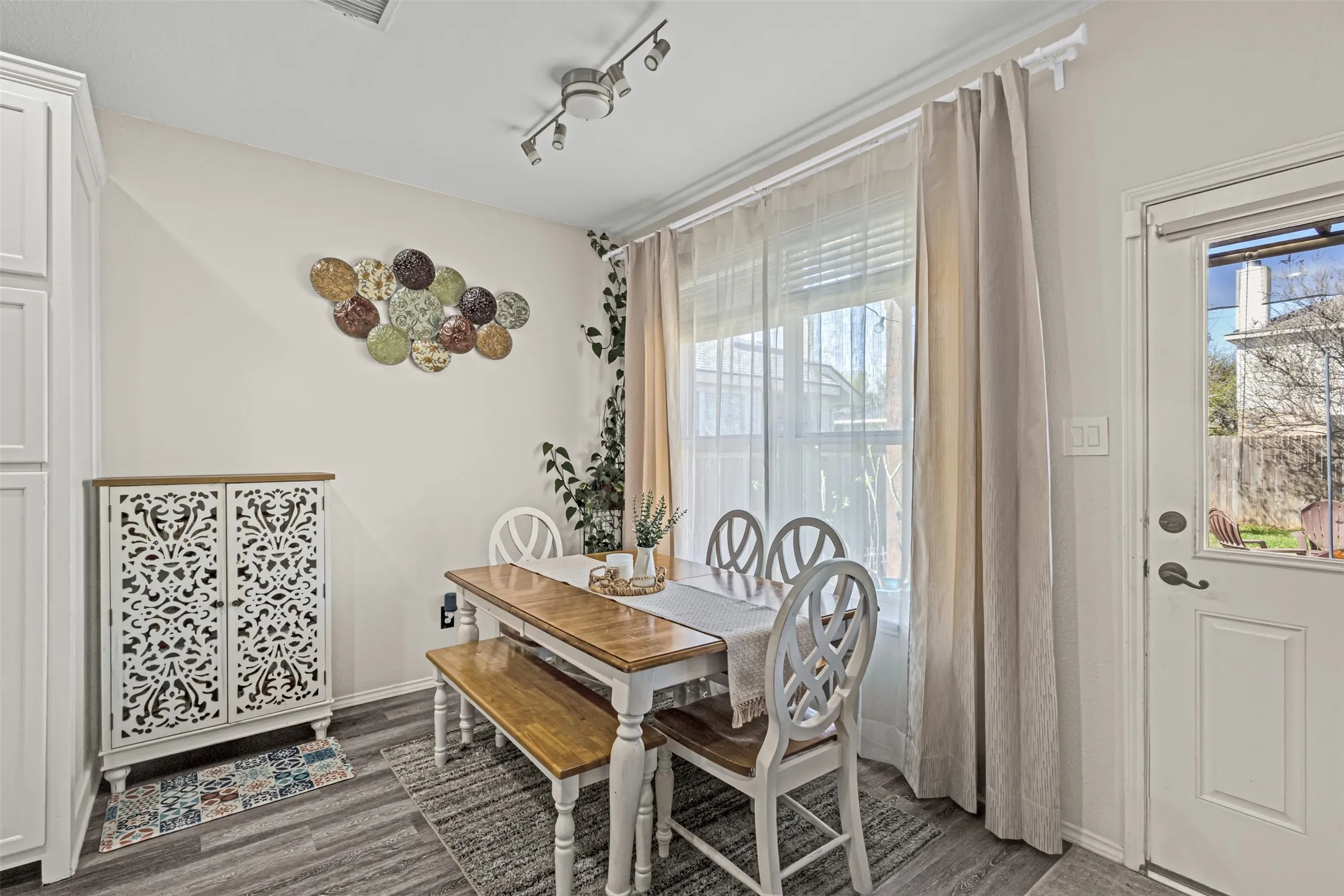 Single Family Residence For Rent in Tarrant County , 11833 Porcupine Drive, Fort Worth, Texas 76244, 3 Bedrooms, 3 Bathrooms, 2 Garage spaces, 1,852 Sqft, built in 2003, Price $2,600, mls#21269421, Real Estate Agent in Fort Worth, Homes For Rent in Tarrant county, Homes For Rent in Fort Worth, Realtor in Fort Worth Texas, Real Estate Brokerage Independent Realty Texas, Luminita Cordes Realtor