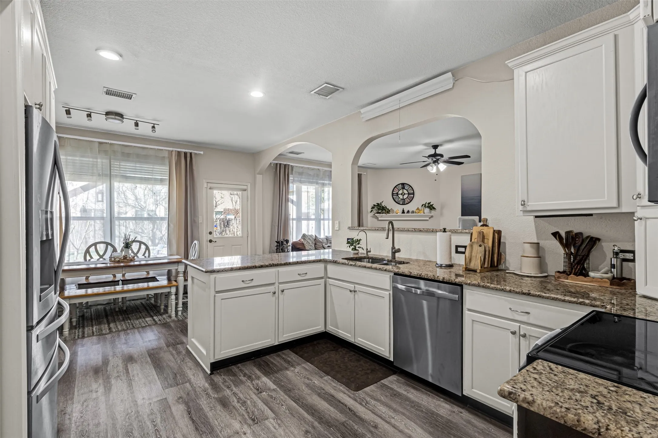 Single Family Residence For Rent in Tarrant County , 11833 Porcupine Drive, Fort Worth, Texas 76244, 3 Bedrooms, 3 Bathrooms, 2 Garage spaces, 1,852 Sqft, built in 2003, Price $2,600, mls#21269421, Real Estate Agent in Fort Worth, Homes For Rent in Tarrant county, Homes For Rent in Fort Worth, Realtor in Fort Worth Texas, Real Estate Brokerage Independent Realty Texas, Luminita Cordes Realtor