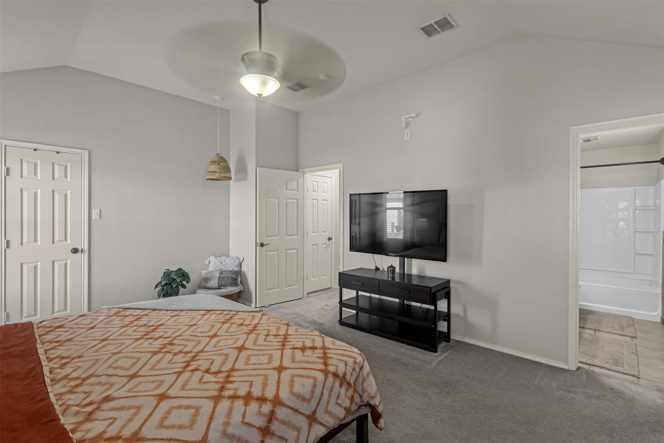 Single Family Residence For Rent in Tarrant County , 11833 Porcupine Drive, Fort Worth, Texas 76244, 3 Bedrooms, 3 Bathrooms, 2 Garage spaces, 1,852 Sqft, built in 2003, Price $2,600, mls#21269421, Real Estate Agent in Fort Worth, Homes For Rent in Tarrant county, Homes For Rent in Fort Worth, Realtor in Fort Worth Texas, Real Estate Brokerage Independent Realty Texas, Luminita Cordes Realtor