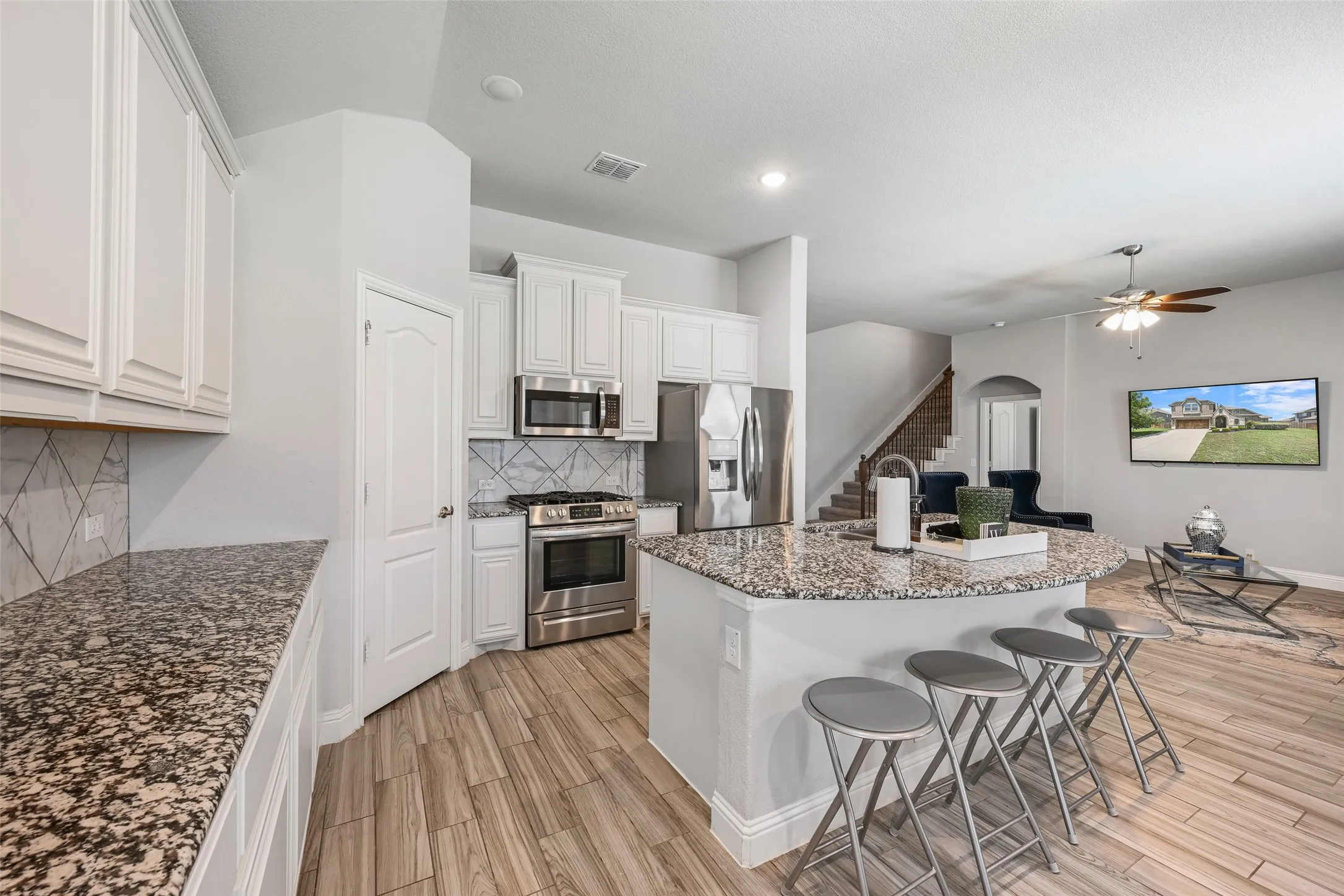 Single Family Residence For Sale in Dallas County , 933 Vista Lane, De Soto, Texas 75115, 5 Bedroom, 3 Bathroom, 2 Garage spaces, 3,229 Sqft, built in 2020, mls#21269445, Real Estate Agent in De Soto, Homes For Sale in Dallas county, Homes For Sale in De Soto, Realtor in De Soto Texas, Real Estate Brokerage Independent Realty Texas, Luminita Cordes Realtor