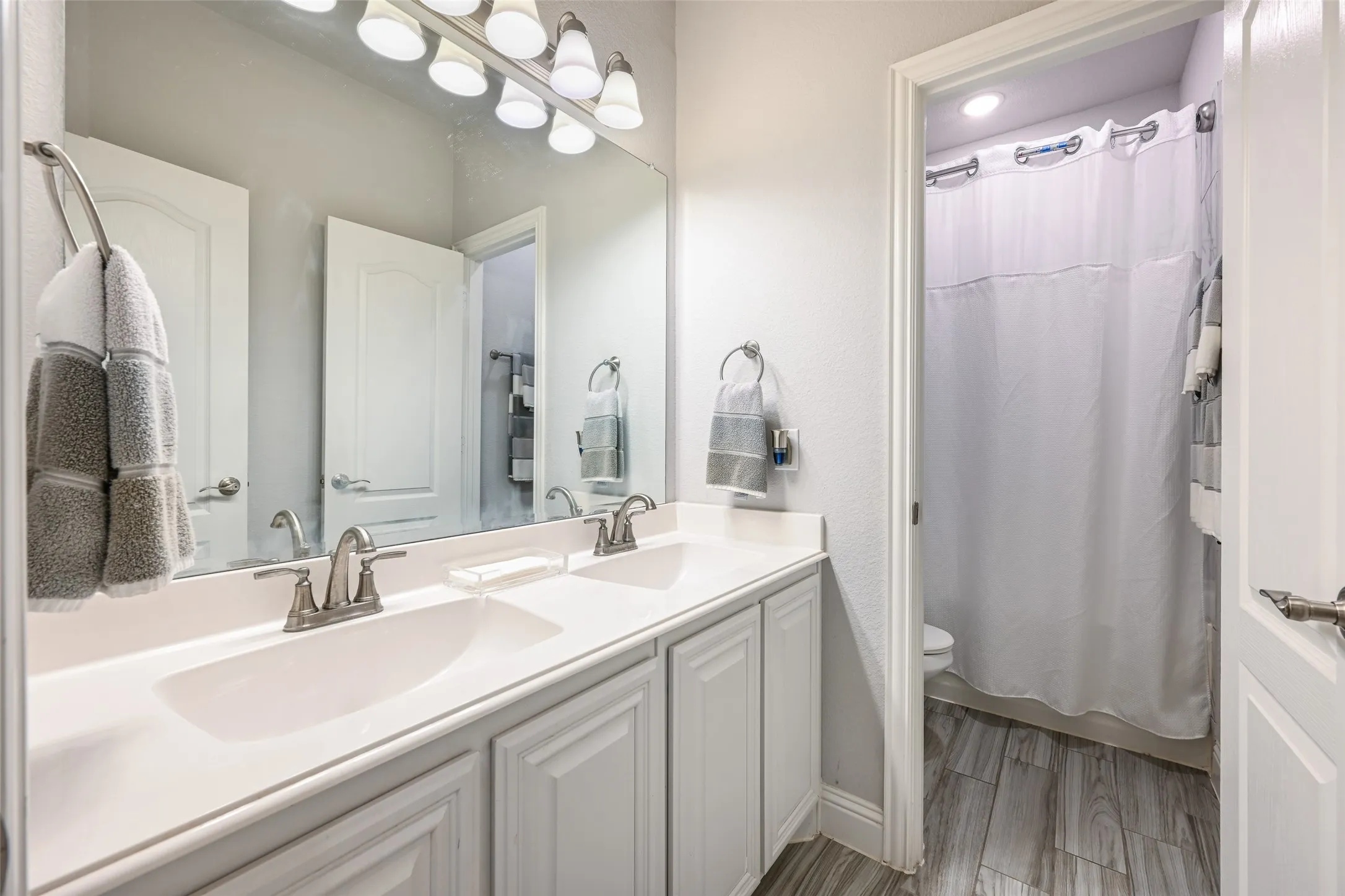 Single Family Residence For Sale in Dallas County , 933 Vista Lane, De Soto, Texas 75115, 5 Bedroom, 3 Bathroom, 2 Garage spaces, 3,229 Sqft, built in 2020, mls#21269445, Real Estate Agent in De Soto, Homes For Sale in Dallas county, Homes For Sale in De Soto, Realtor in De Soto Texas, Real Estate Brokerage Independent Realty Texas, Luminita Cordes Realtor
