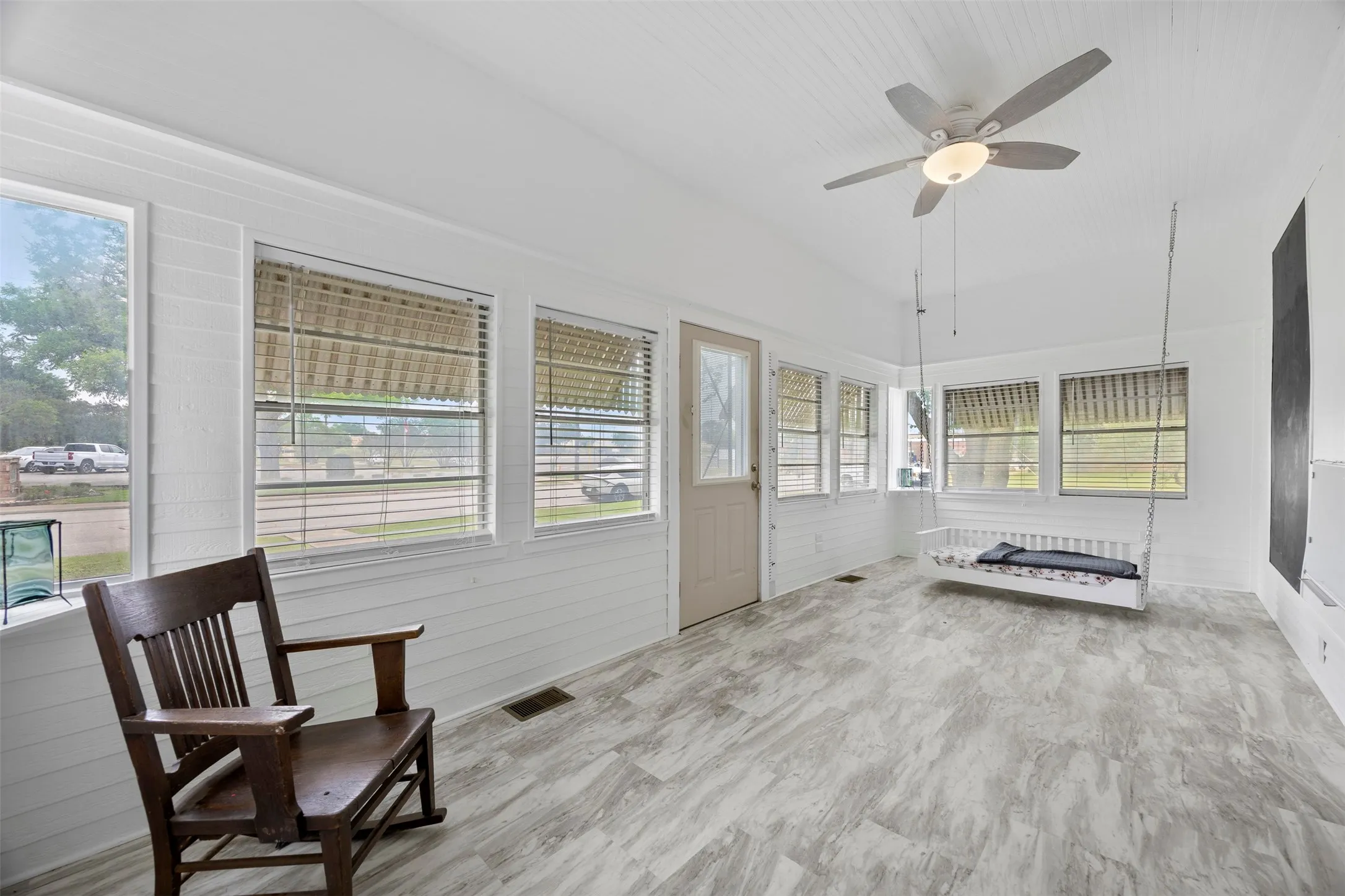 Single Family Residence For Sale in Ellis County , 401 N Dallas Street, Ennis, Texas 75119, 5 Bedroom, 2 Bathroom, 2 Garage spaces, 3,213 Sqft, built in 1931, mls#21236877, Real Estate Agent in Ennis, Homes For Sale in Ellis county, Homes For Sale in Ennis, Realtor in Ennis Texas, Real Estate Brokerage Independent Realty Texas, Luminita Cordes Realtor