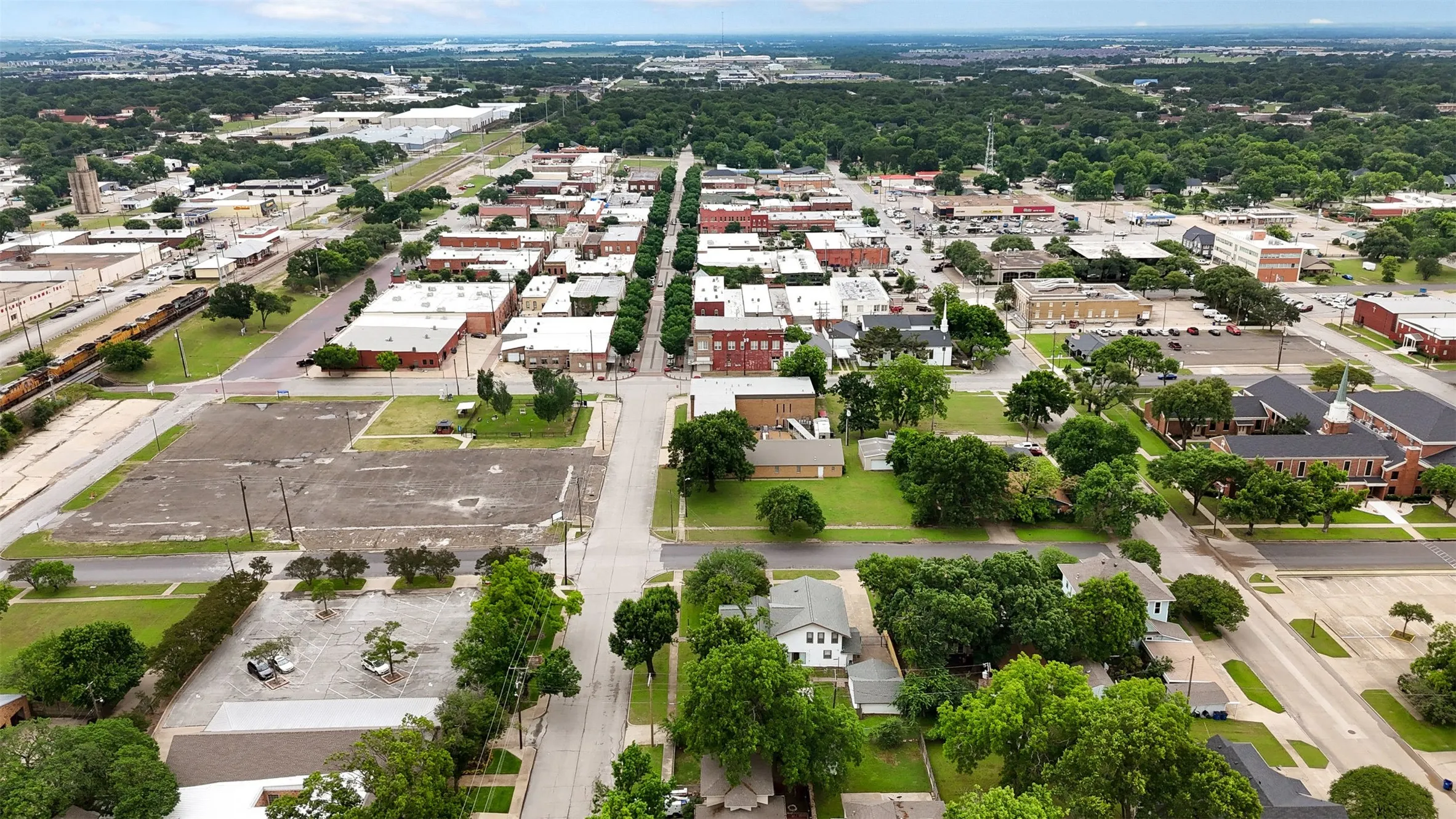 Single Family Residence For Sale in Ellis County , 401 N Dallas Street, Ennis, Texas 75119, 5 Bedroom, 2 Bathroom, 2 Garage spaces, 3,213 Sqft, built in 1931, mls#21236877, Real Estate Agent in Ennis, Homes For Sale in Ellis county, Homes For Sale in Ennis, Realtor in Ennis Texas, Real Estate Brokerage Independent Realty Texas, Luminita Cordes Realtor