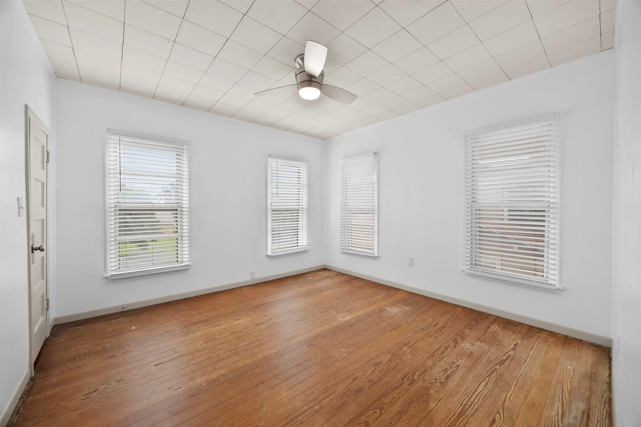 Single Family Residence For Sale in Ellis County , 401 N Dallas Street, Ennis, Texas 75119, 5 Bedroom, 2 Bathroom, 2 Garage spaces, 3,213 Sqft, built in 1931, mls#21236877, Real Estate Agent in Ennis, Homes For Sale in Ellis county, Homes For Sale in Ennis, Realtor in Ennis Texas, Real Estate Brokerage Independent Realty Texas, Luminita Cordes Realtor