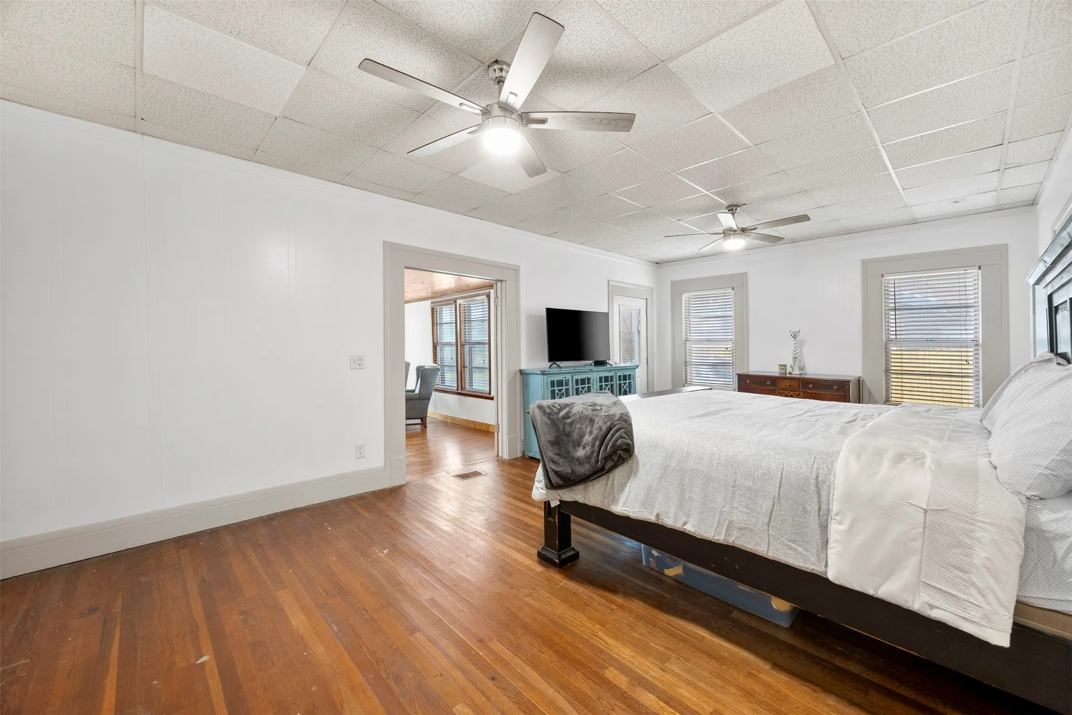 Single Family Residence For Sale in Ellis County , 401 N Dallas Street, Ennis, Texas 75119, 5 Bedroom, 2 Bathroom, 2 Garage spaces, 3,213 Sqft, built in 1931, mls#21236877, Real Estate Agent in Ennis, Homes For Sale in Ellis county, Homes For Sale in Ennis, Realtor in Ennis Texas, Real Estate Brokerage Independent Realty Texas, Luminita Cordes Realtor