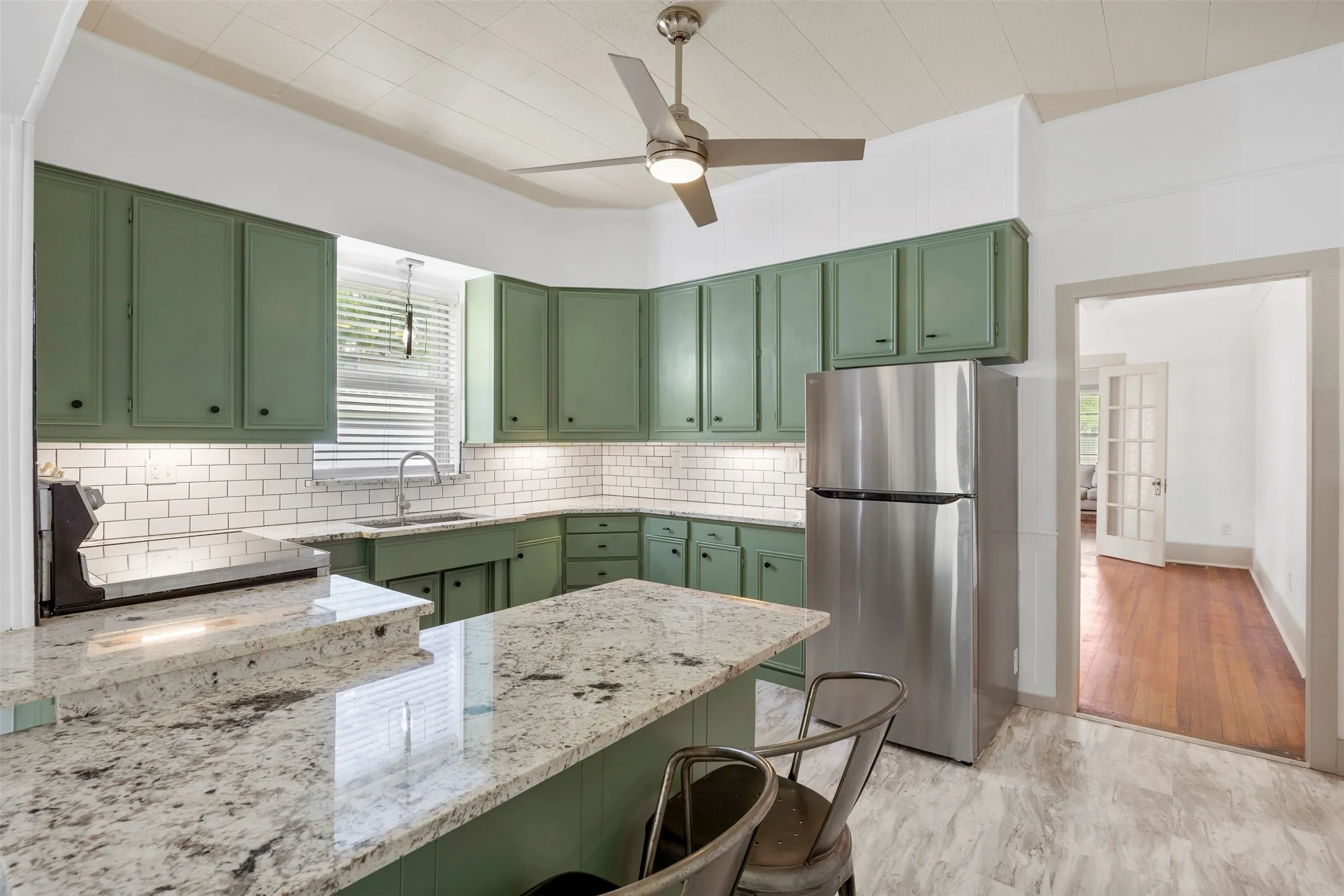 Single Family Residence For Sale in Ellis County , 401 N Dallas Street, Ennis, Texas 75119, 5 Bedroom, 2 Bathroom, 2 Garage spaces, 3,213 Sqft, built in 1931, mls#21236877, Real Estate Agent in Ennis, Homes For Sale in Ellis county, Homes For Sale in Ennis, Realtor in Ennis Texas, Real Estate Brokerage Independent Realty Texas, Luminita Cordes Realtor