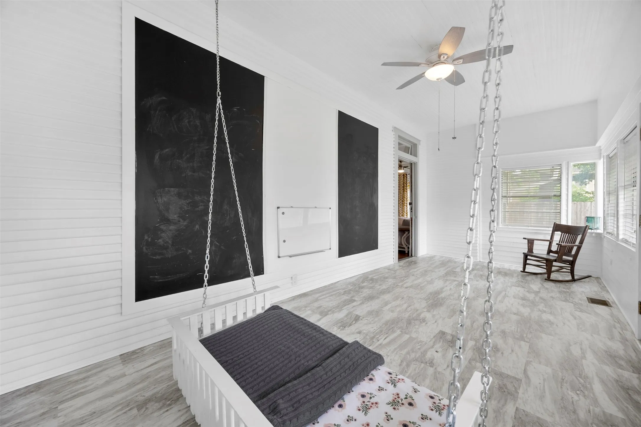 Single Family Residence For Sale in Ellis County , 401 N Dallas Street, Ennis, Texas 75119, 5 Bedroom, 2 Bathroom, 2 Garage spaces, 3,213 Sqft, built in 1931, mls#21236877, Real Estate Agent in Ennis, Homes For Sale in Ellis county, Homes For Sale in Ennis, Realtor in Ennis Texas, Real Estate Brokerage Independent Realty Texas, Luminita Cordes Realtor