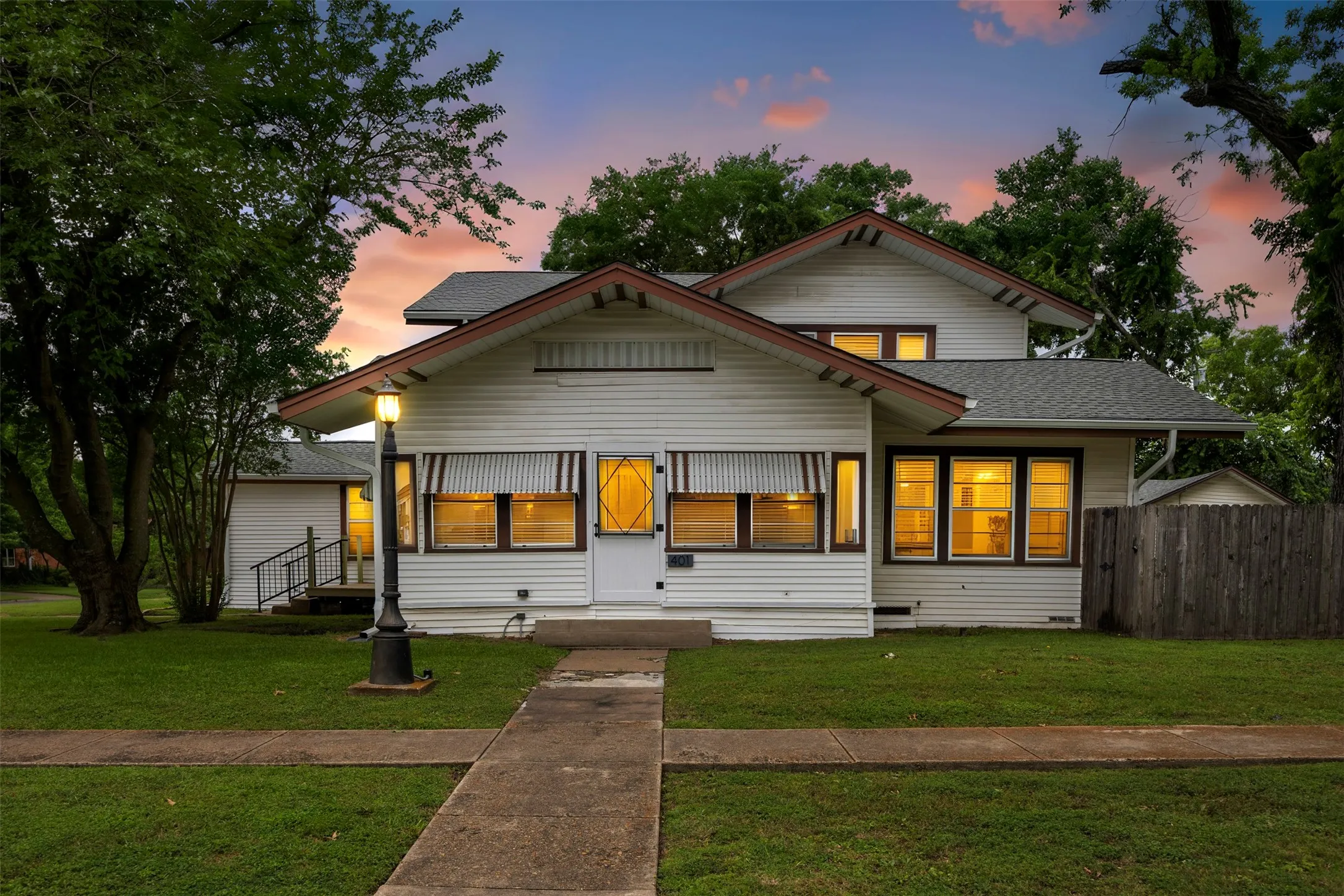 Single Family Residence For Sale in Ellis County , 401 N Dallas Street, Ennis, Texas 75119, 5 Bedroom, 2 Bathroom, 2 Garage spaces, 3,213 Sqft, built in 1931, mls#21236877, Real Estate Agent in Ennis, Homes For Sale in Ellis county, Homes For Sale in Ennis, Realtor in Ennis Texas, Real Estate Brokerage Independent Realty Texas, Luminita Cordes Realtor