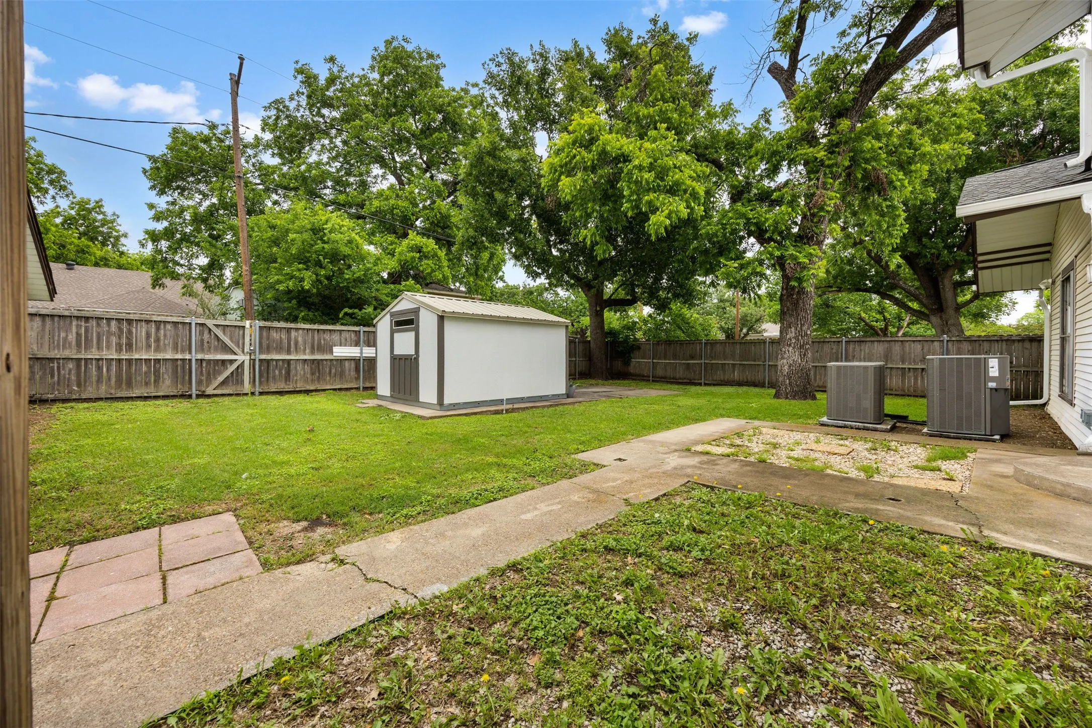 Single Family Residence For Sale in Ellis County , 401 N Dallas Street, Ennis, Texas 75119, 5 Bedroom, 2 Bathroom, 2 Garage spaces, 3,213 Sqft, built in 1931, mls#21236877, Real Estate Agent in Ennis, Homes For Sale in Ellis county, Homes For Sale in Ennis, Realtor in Ennis Texas, Real Estate Brokerage Independent Realty Texas, Luminita Cordes Realtor