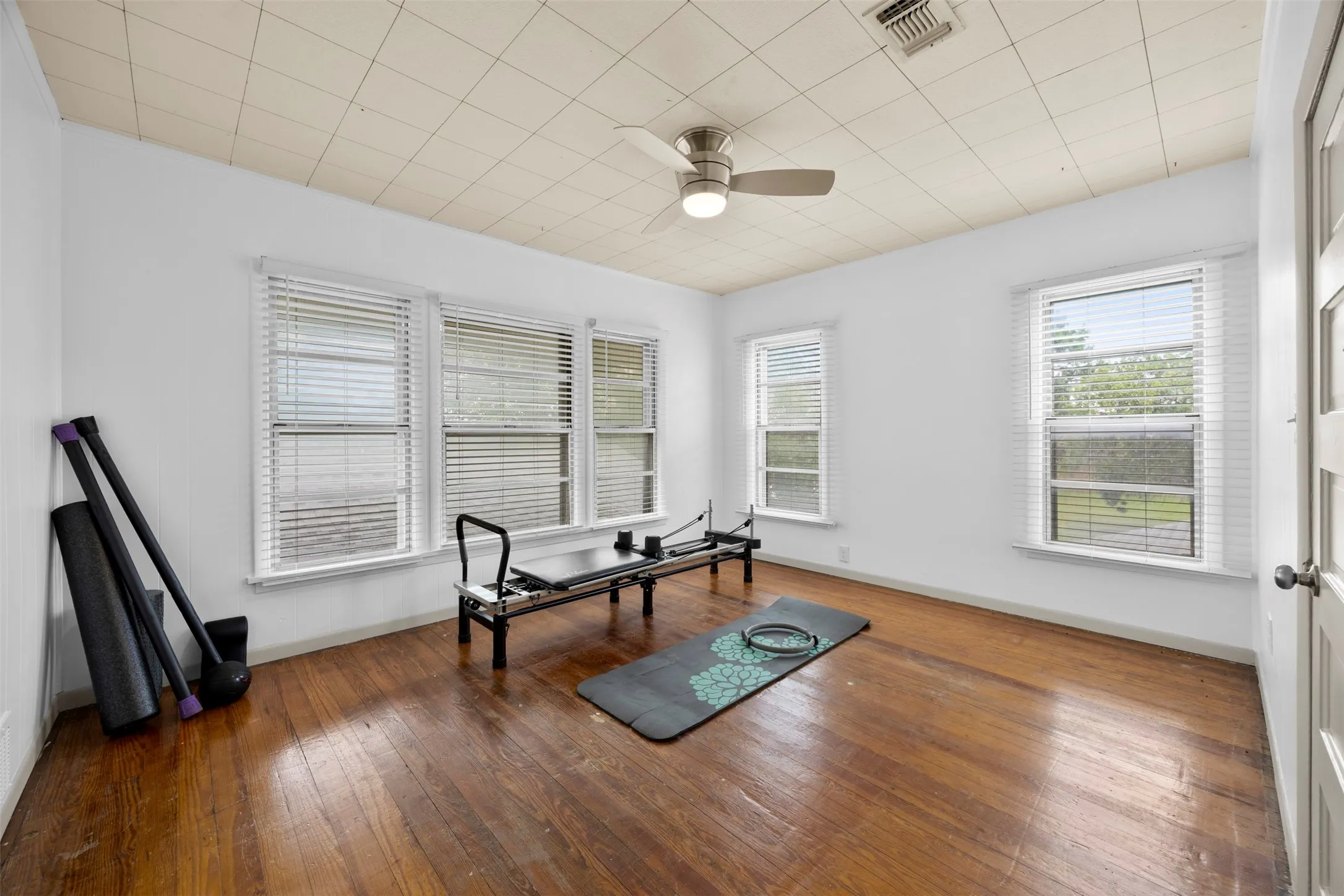 Single Family Residence For Sale in Ellis County , 401 N Dallas Street, Ennis, Texas 75119, 5 Bedroom, 2 Bathroom, 2 Garage spaces, 3,213 Sqft, built in 1931, mls#21236877, Real Estate Agent in Ennis, Homes For Sale in Ellis county, Homes For Sale in Ennis, Realtor in Ennis Texas, Real Estate Brokerage Independent Realty Texas, Luminita Cordes Realtor
