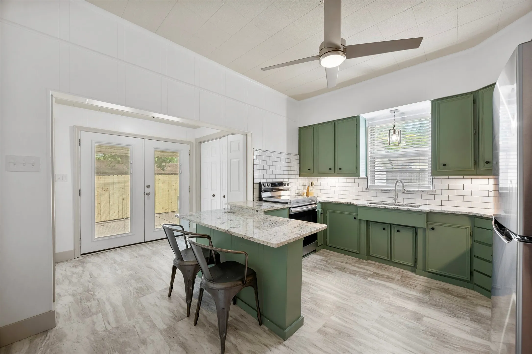 Single Family Residence For Sale in Ellis County , 401 N Dallas Street, Ennis, Texas 75119, 5 Bedroom, 2 Bathroom, 2 Garage spaces, 3,213 Sqft, built in 1931, mls#21236877, Real Estate Agent in Ennis, Homes For Sale in Ellis county, Homes For Sale in Ennis, Realtor in Ennis Texas, Real Estate Brokerage Independent Realty Texas, Luminita Cordes Realtor