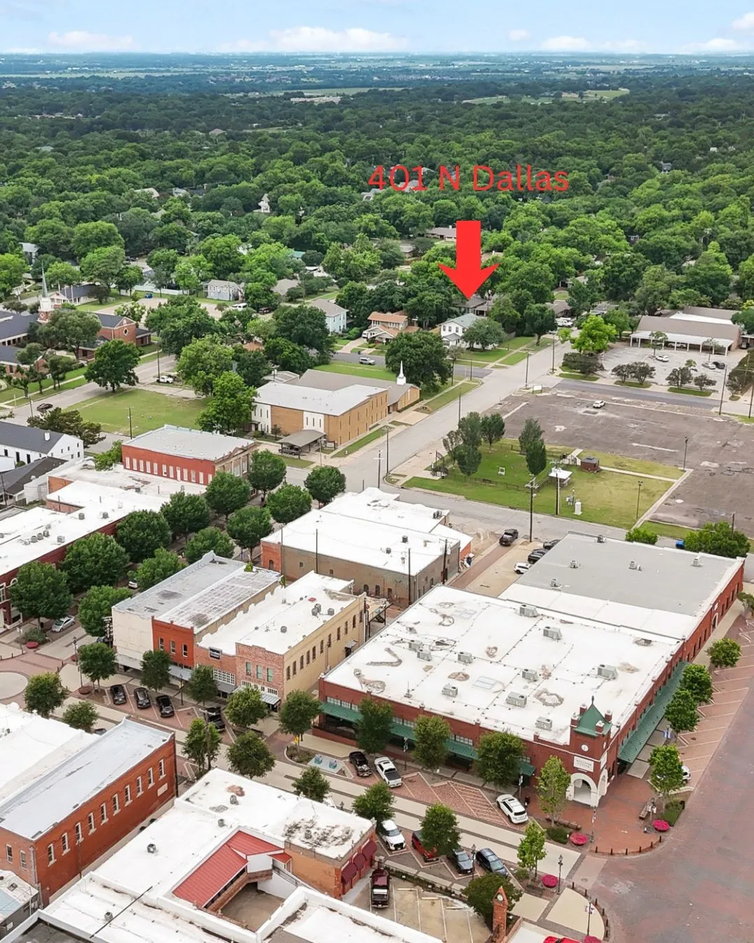 Single Family Residence For Sale in Ellis County , 401 N Dallas Street, Ennis, Texas 75119, 5 Bedroom, 2 Bathroom, 2 Garage spaces, 3,213 Sqft, built in 1931, mls#21236877, Real Estate Agent in Ennis, Homes For Sale in Ellis county, Homes For Sale in Ennis, Realtor in Ennis Texas, Real Estate Brokerage Independent Realty Texas, Luminita Cordes Realtor