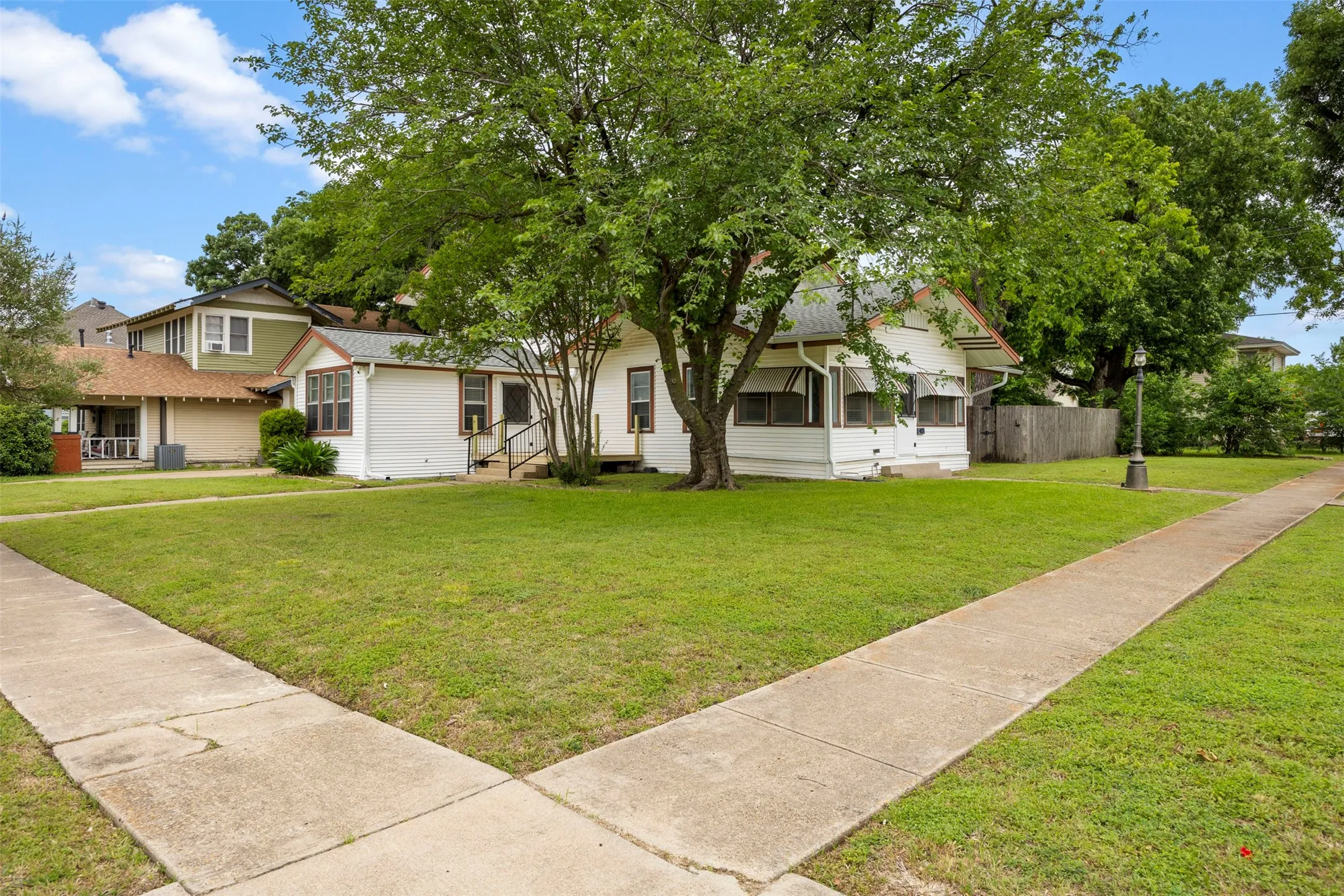 Single Family Residence For Sale in Ellis County , 401 N Dallas Street, Ennis, Texas 75119, 5 Bedroom, 2 Bathroom, 2 Garage spaces, 3,213 Sqft, built in 1931, mls#21236877, Real Estate Agent in Ennis, Homes For Sale in Ellis county, Homes For Sale in Ennis, Realtor in Ennis Texas, Real Estate Brokerage Independent Realty Texas, Luminita Cordes Realtor