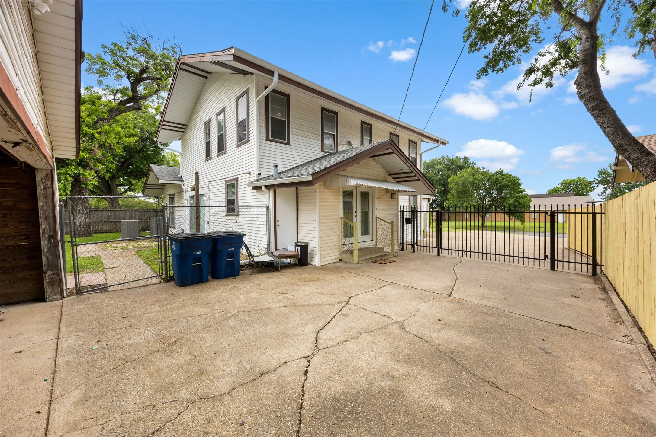Single Family Residence For Sale in Ellis County , 401 N Dallas Street, Ennis, Texas 75119, 5 Bedroom, 2 Bathroom, 2 Garage spaces, 3,213 Sqft, built in 1931, mls#21236877, Real Estate Agent in Ennis, Homes For Sale in Ellis county, Homes For Sale in Ennis, Realtor in Ennis Texas, Real Estate Brokerage Independent Realty Texas, Luminita Cordes Realtor