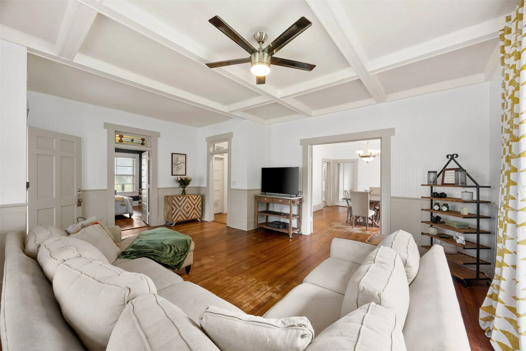 Single Family Residence For Sale in Ellis County , 401 N Dallas Street, Ennis, Texas 75119, 5 Bedroom, 2 Bathroom, 2 Garage spaces, 3,213 Sqft, built in 1931, mls#21236877, Real Estate Agent in Ennis, Homes For Sale in Ellis county, Homes For Sale in Ennis, Realtor in Ennis Texas, Real Estate Brokerage Independent Realty Texas, Luminita Cordes Realtor