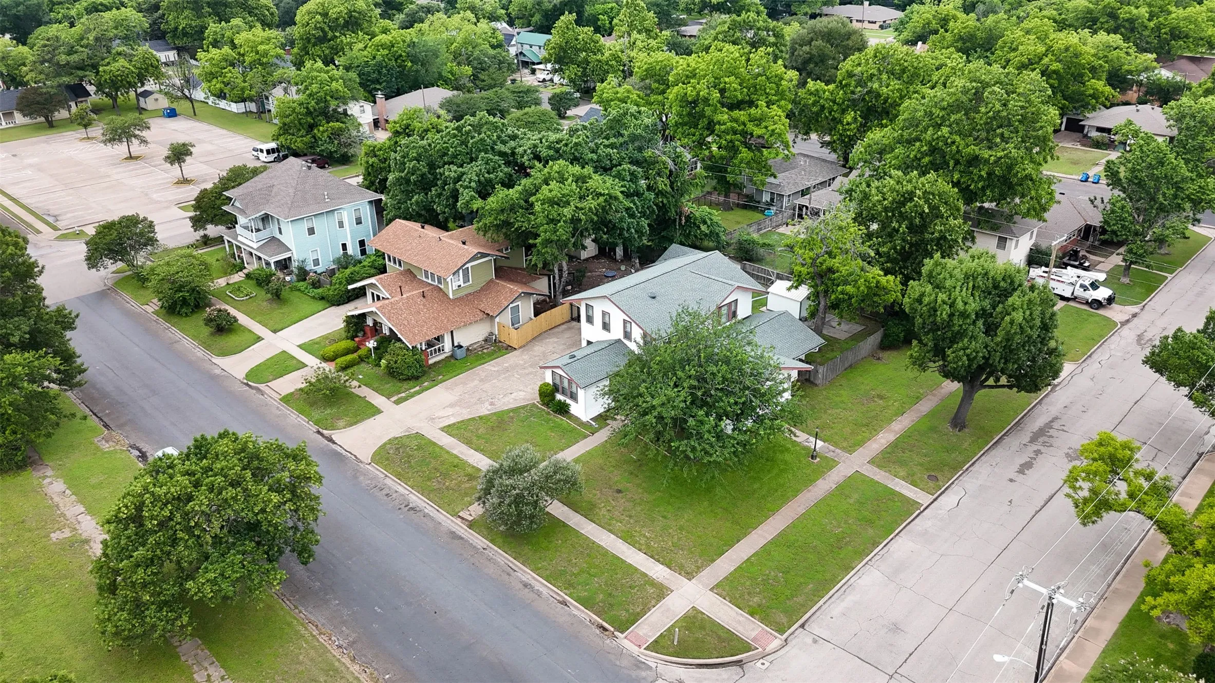 Single Family Residence For Sale in Ellis County , 401 N Dallas Street, Ennis, Texas 75119, 5 Bedroom, 2 Bathroom, 2 Garage spaces, 3,213 Sqft, built in 1931, mls#21236877, Real Estate Agent in Ennis, Homes For Sale in Ellis county, Homes For Sale in Ennis, Realtor in Ennis Texas, Real Estate Brokerage Independent Realty Texas, Luminita Cordes Realtor
