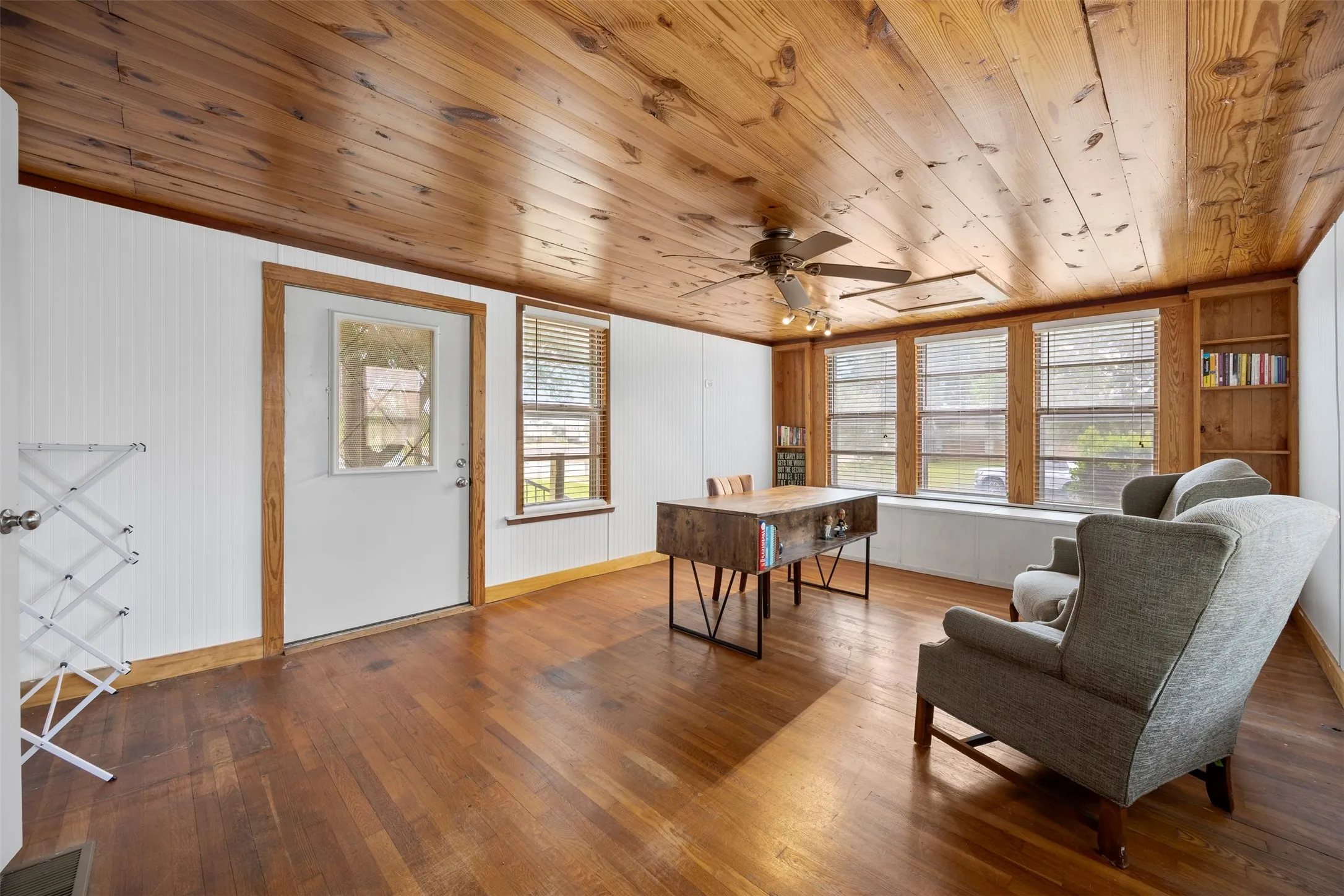 Single Family Residence For Sale in Ellis County , 401 N Dallas Street, Ennis, Texas 75119, 5 Bedroom, 2 Bathroom, 2 Garage spaces, 3,213 Sqft, built in 1931, mls#21236877, Real Estate Agent in Ennis, Homes For Sale in Ellis county, Homes For Sale in Ennis, Realtor in Ennis Texas, Real Estate Brokerage Independent Realty Texas, Luminita Cordes Realtor