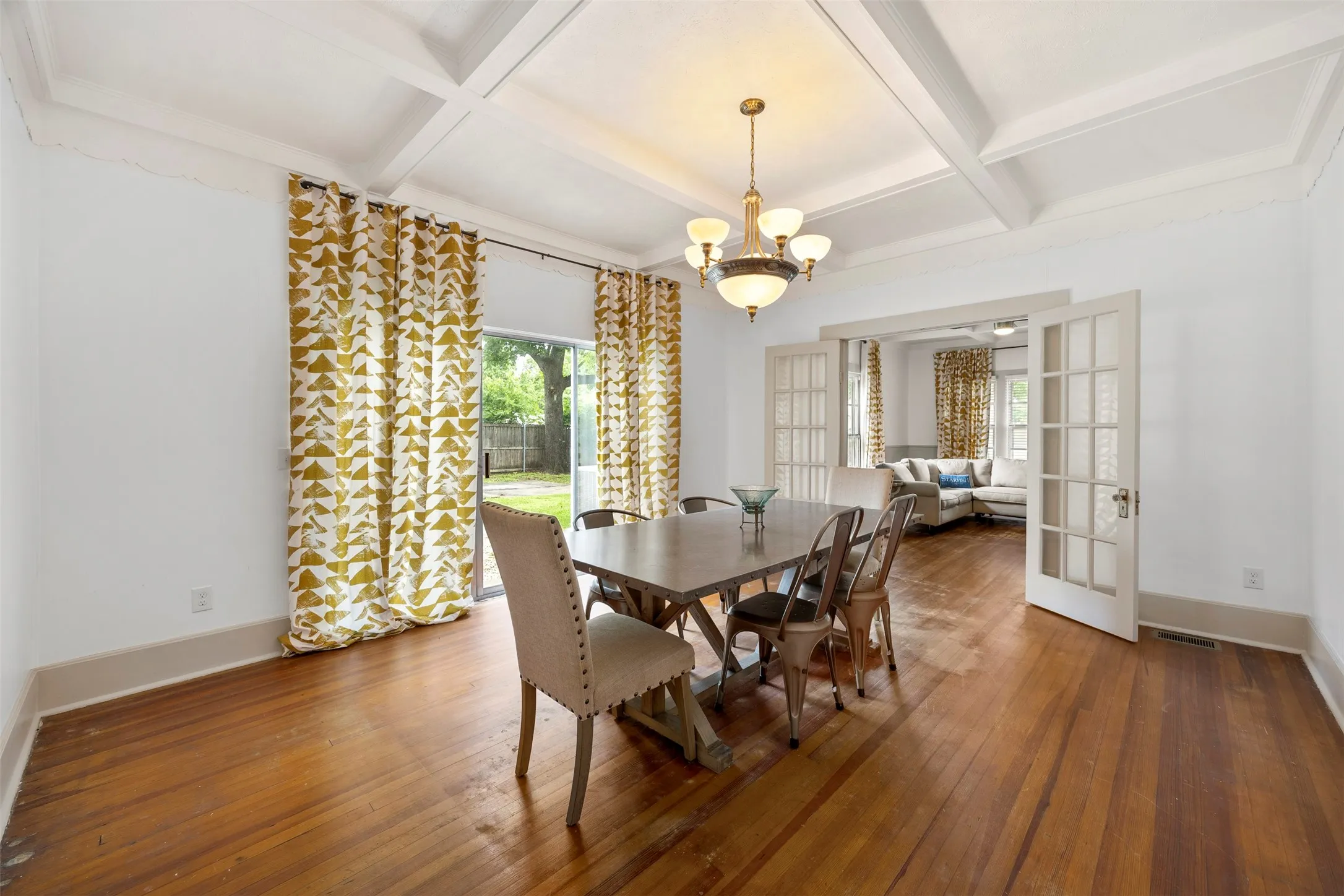 Single Family Residence For Sale in Ellis County , 401 N Dallas Street, Ennis, Texas 75119, 5 Bedroom, 2 Bathroom, 2 Garage spaces, 3,213 Sqft, built in 1931, mls#21236877, Real Estate Agent in Ennis, Homes For Sale in Ellis county, Homes For Sale in Ennis, Realtor in Ennis Texas, Real Estate Brokerage Independent Realty Texas, Luminita Cordes Realtor
