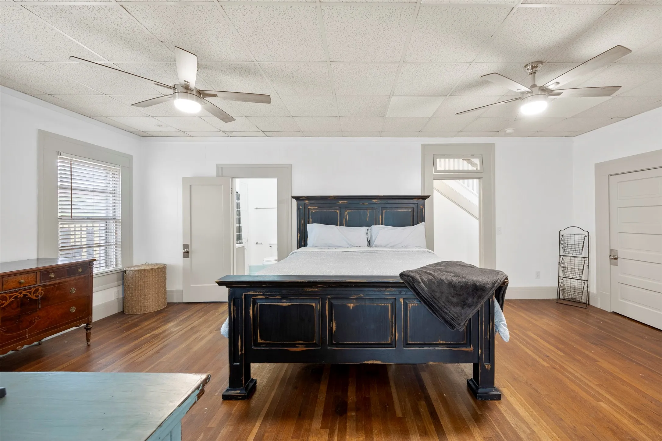Single Family Residence For Sale in Ellis County , 401 N Dallas Street, Ennis, Texas 75119, 5 Bedroom, 2 Bathroom, 2 Garage spaces, 3,213 Sqft, built in 1931, mls#21236877, Real Estate Agent in Ennis, Homes For Sale in Ellis county, Homes For Sale in Ennis, Realtor in Ennis Texas, Real Estate Brokerage Independent Realty Texas, Luminita Cordes Realtor