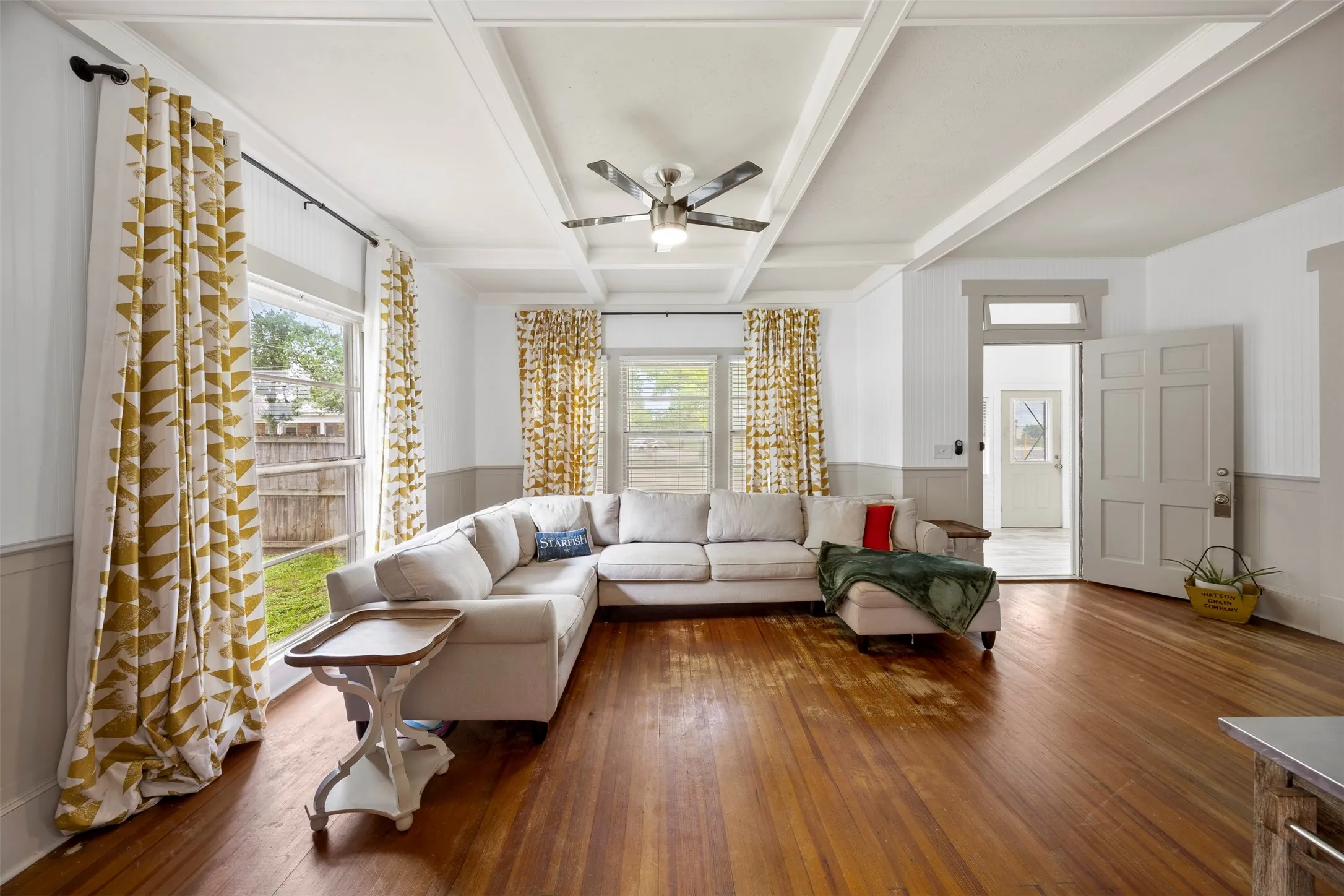 Single Family Residence For Sale in Ellis County , 401 N Dallas Street, Ennis, Texas 75119, 5 Bedroom, 2 Bathroom, 2 Garage spaces, 3,213 Sqft, built in 1931, mls#21236877, Real Estate Agent in Ennis, Homes For Sale in Ellis county, Homes For Sale in Ennis, Realtor in Ennis Texas, Real Estate Brokerage Independent Realty Texas, Luminita Cordes Realtor