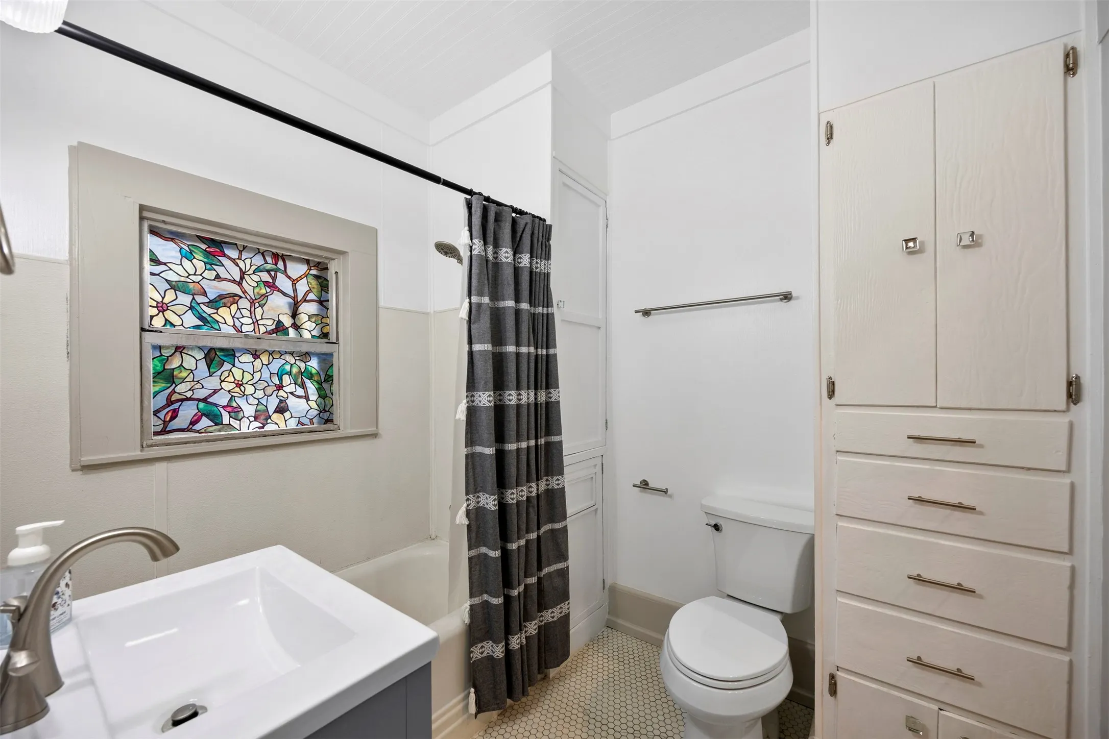 Single Family Residence For Sale in Ellis County , 401 N Dallas Street, Ennis, Texas 75119, 5 Bedroom, 2 Bathroom, 2 Garage spaces, 3,213 Sqft, built in 1931, mls#21236877, Real Estate Agent in Ennis, Homes For Sale in Ellis county, Homes For Sale in Ennis, Realtor in Ennis Texas, Real Estate Brokerage Independent Realty Texas, Luminita Cordes Realtor