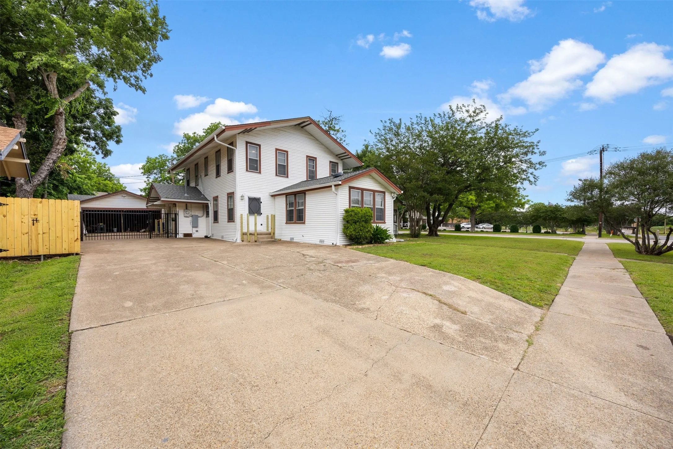 Single Family Residence For Sale in Ellis County , 401 N Dallas Street, Ennis, Texas 75119, 5 Bedroom, 2 Bathroom, 2 Garage spaces, 3,213 Sqft, built in 1931, mls#21236877, Real Estate Agent in Ennis, Homes For Sale in Ellis county, Homes For Sale in Ennis, Realtor in Ennis Texas, Real Estate Brokerage Independent Realty Texas, Luminita Cordes Realtor
