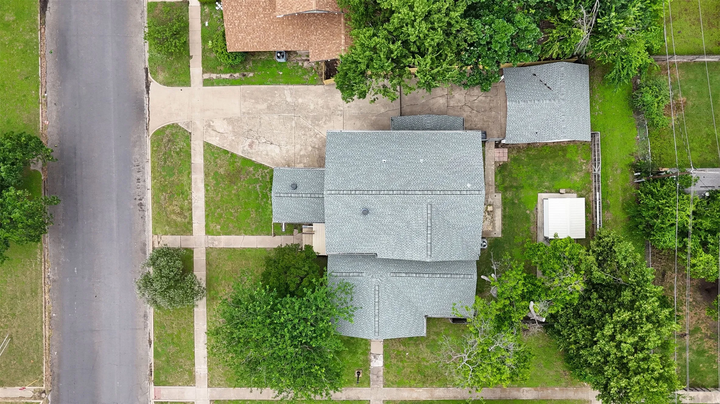 Single Family Residence For Sale in Ellis County , 401 N Dallas Street, Ennis, Texas 75119, 5 Bedroom, 2 Bathroom, 2 Garage spaces, 3,213 Sqft, built in 1931, mls#21236877, Real Estate Agent in Ennis, Homes For Sale in Ellis county, Homes For Sale in Ennis, Realtor in Ennis Texas, Real Estate Brokerage Independent Realty Texas, Luminita Cordes Realtor