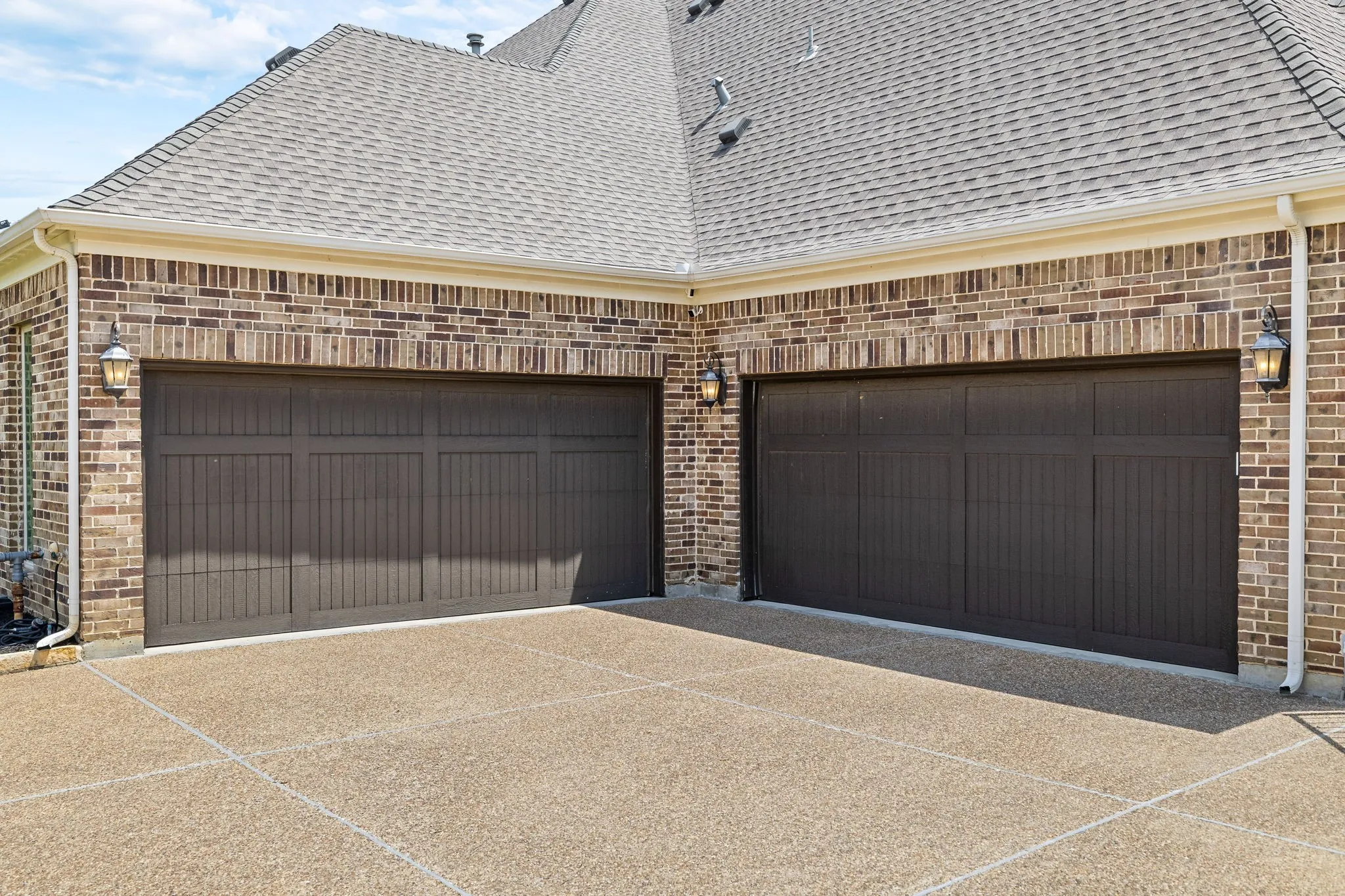 4-car connected garage