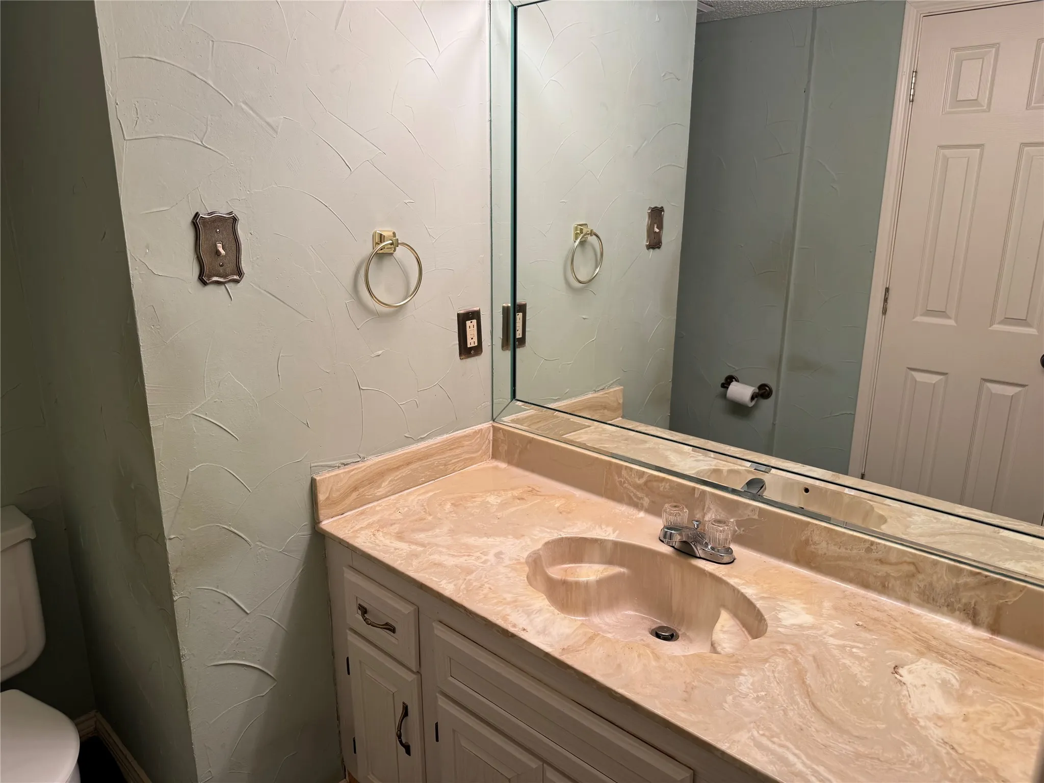 Single Family Residence For Rent in Tarrant County , 55 Morrow Drive, Bedford, Texas 76021, 2 Bedroom, 2 Bathroom, 2 Garage spaces, 1,609 Sqft, built in 1983, mls#21269075, Real Estate Agent in Bedford, Homes For Rent in Tarrant county, Homes For Rent in Bedford, Realtor in Bedford Texas, Real Estate Brokerage Independent Realty Texas, Luminita Cordes Realtor