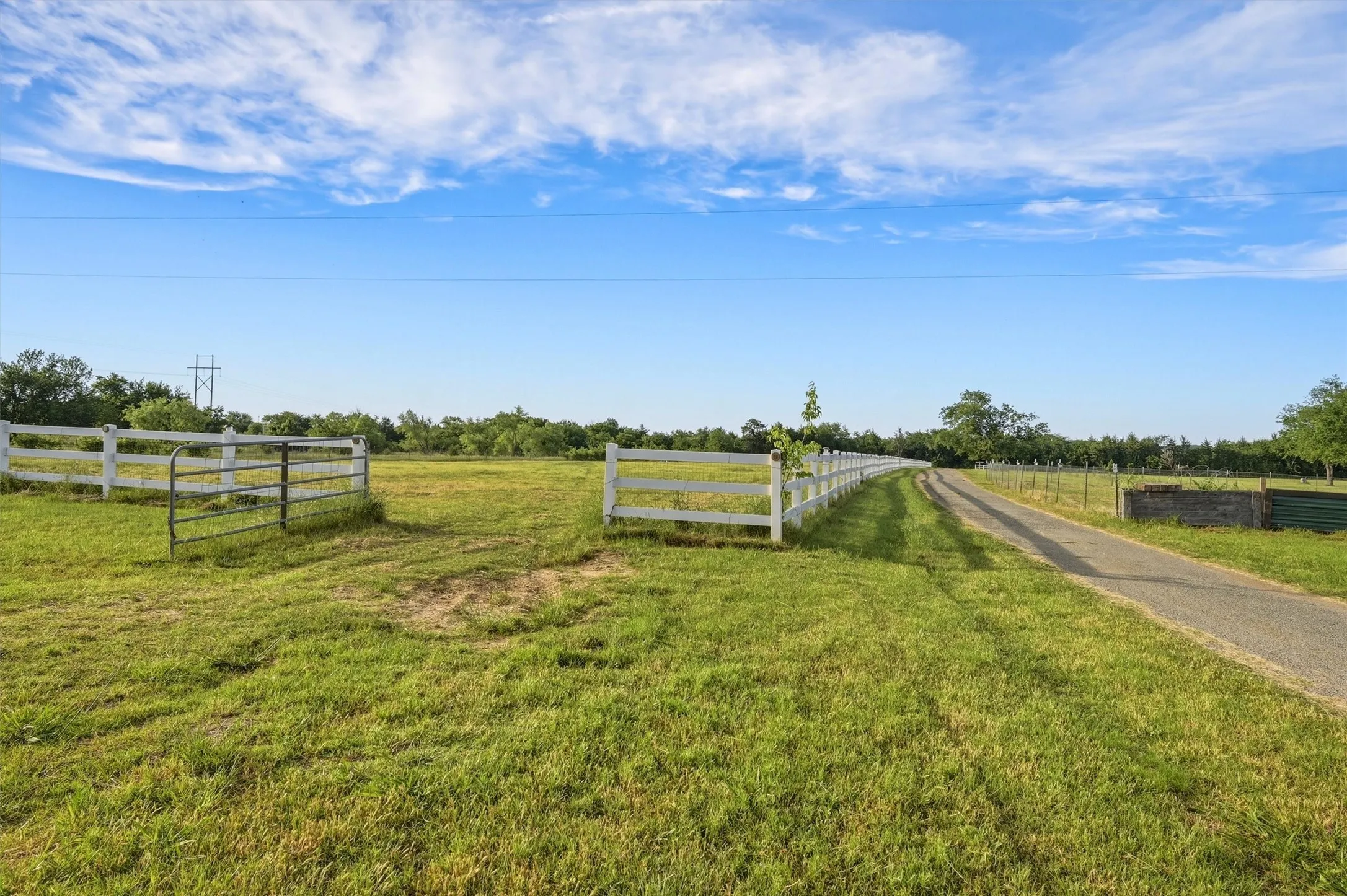 Farm For Sale in Grayson County , 356 Heironimus Lane, Denison, Texas 75020, 3 Bedroom, 3 Bathroom, 4 Garage spaces, 1,568 Sqft, built in 1935, mls#21267961, Real Estate Agent in Denison, Homes For Sale in Grayson county, Homes For Sale in Denison, Realtor in Denison Texas, Real Estate Brokerage Independent Realty Texas, Luminita Cordes Realtor