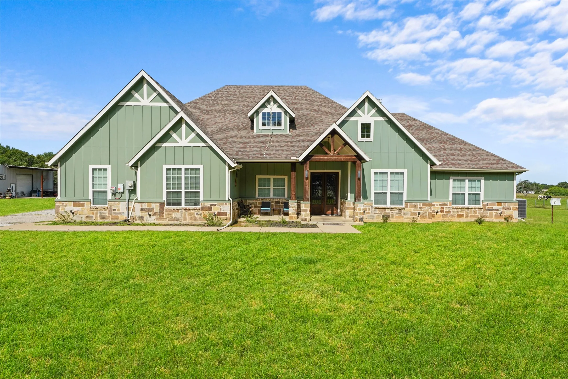 Single Family Residence For Sale in Kaufman County , 17034 Cr-4064, Kemp, Texas 75143, 4 Bedroom, 5 Bathroom, 2 Garage spaces, 3,954 Sqft, built in 2022, mls#21269506, Real Estate Agent in Kemp, Homes For Sale in Kaufman county, Homes For Sale in Kemp, Realtor in Kemp Texas, Real Estate Brokerage Independent Realty Texas, Luminita Cordes Realtor