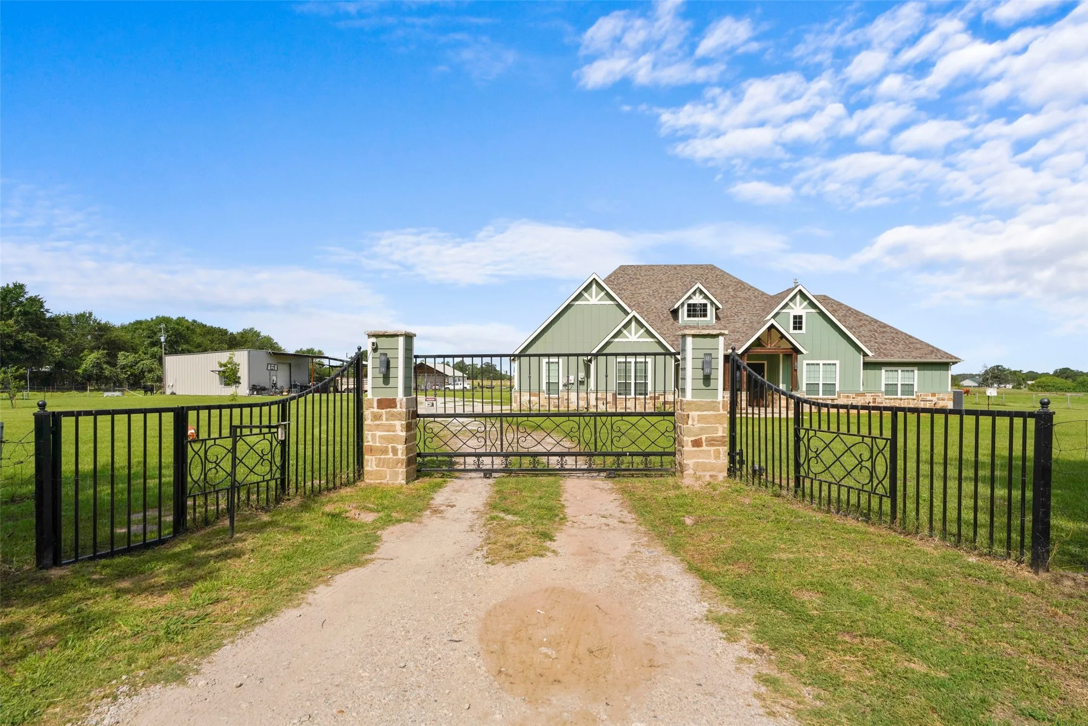 Single Family Residence For Sale in Kaufman County , 17034 Cr-4064, Kemp, Texas 75143, 4 Bedroom, 5 Bathroom, 2 Garage spaces, 3,954 Sqft, built in 2022, mls#21269506, Real Estate Agent in Kemp, Homes For Sale in Kaufman county, Homes For Sale in Kemp, Realtor in Kemp Texas, Real Estate Brokerage Independent Realty Texas, Luminita Cordes Realtor