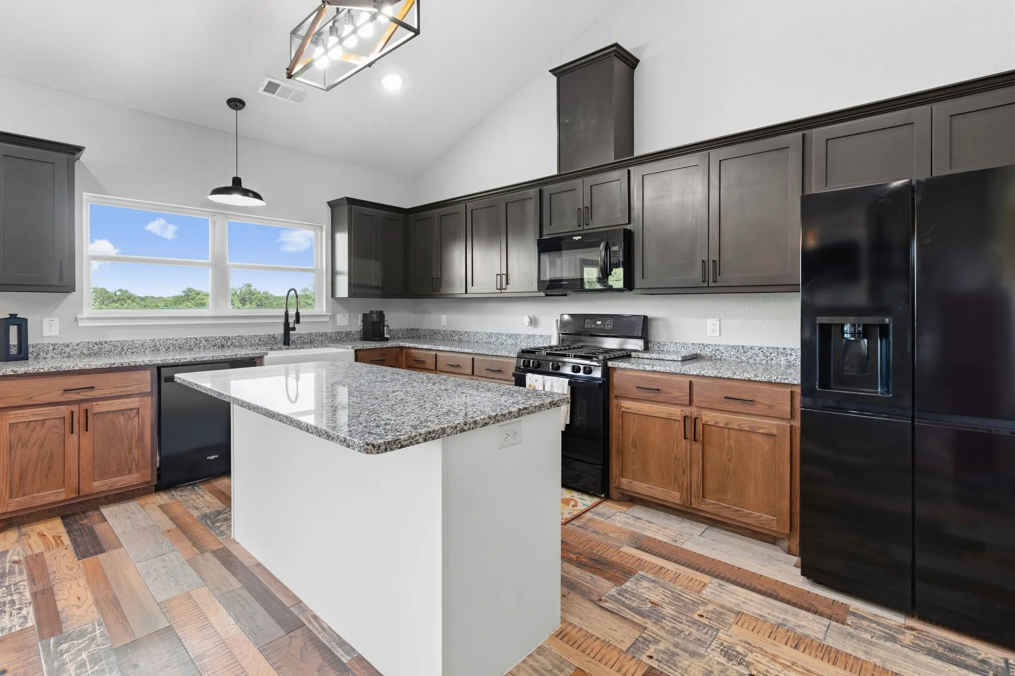 Single Family Residence For Sale in Montague County , 688 Sandstone Court, Sunset, Texas 76270, 4 Bedroom, 2 Bathroom, 2 Garage spaces, 1,992 Sqft, built in 2022, mls#21266984, Real Estate Agent in Sunset, Homes For Sale in Montague county, Homes For Sale in Sunset, Realtor in Sunset Texas, Real Estate Brokerage Independent Realty Texas, Luminita Cordes Realtor